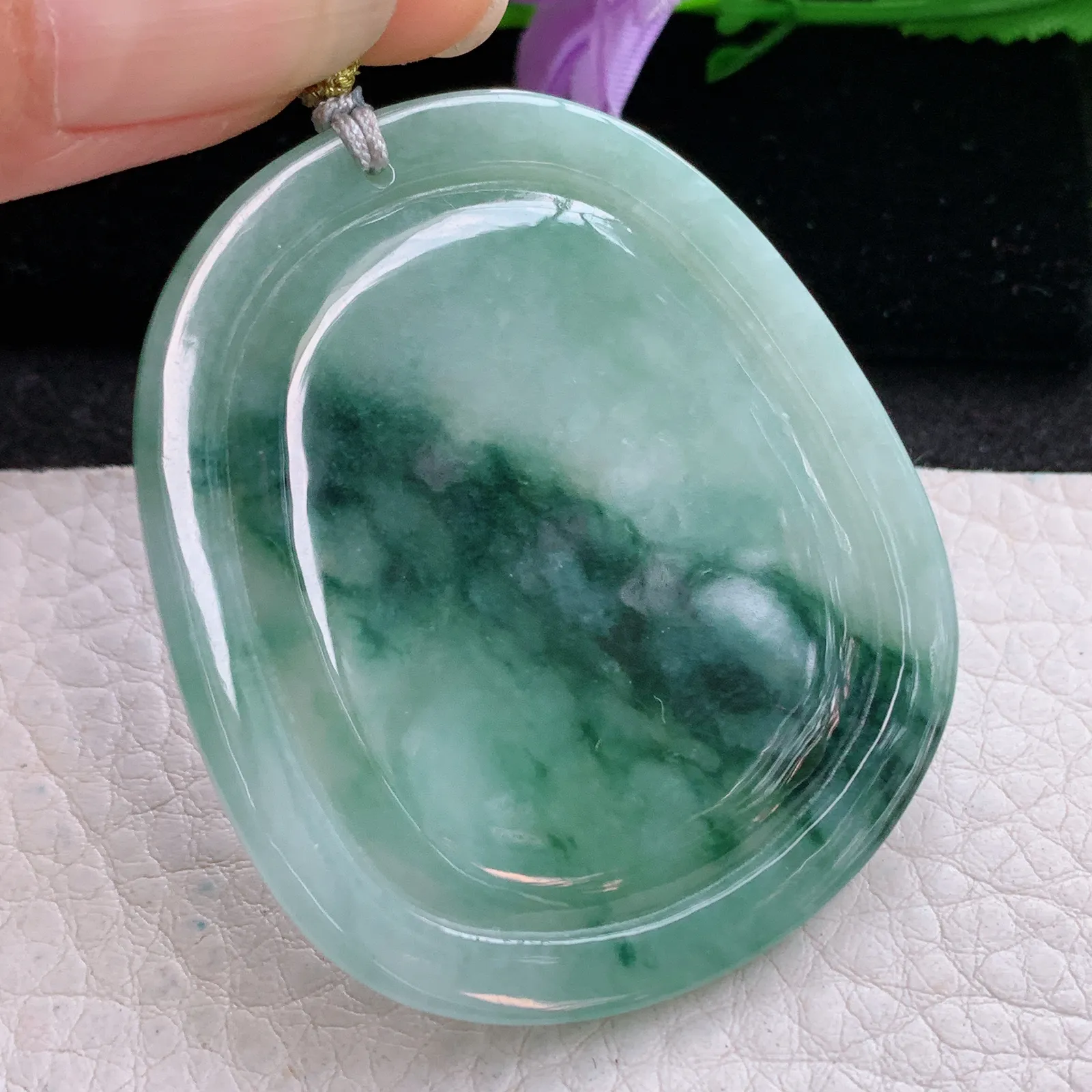 rp实拍52.8*45.8*6.2缅甸翡翠精雕飘花扭转乾坤 生肖牛玉吊坠 玉挂坠