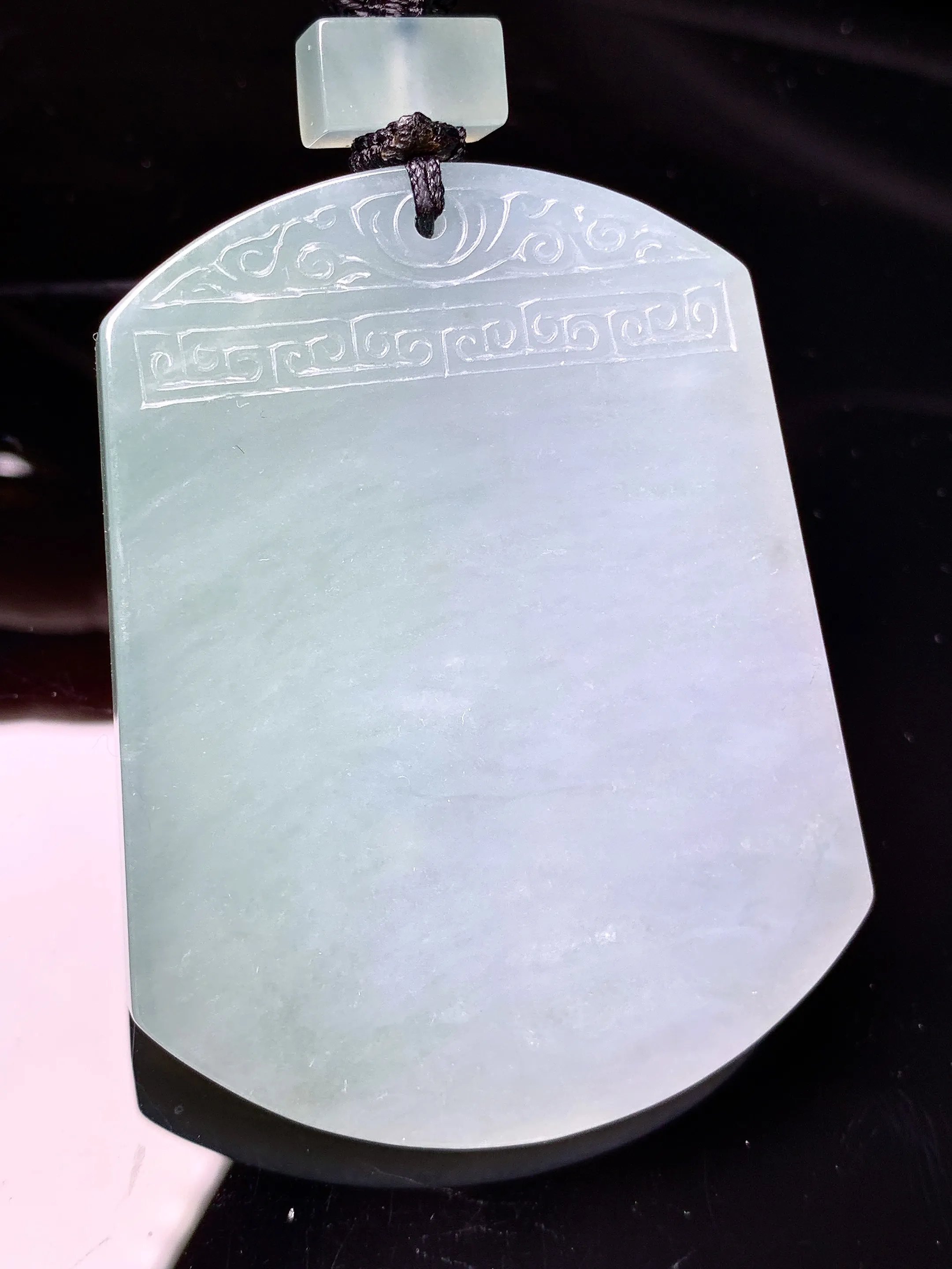 飘绿无事牌吊坠 玉质细腻 色泽清新艳丽 整体尺寸55.2*43.3*5.5