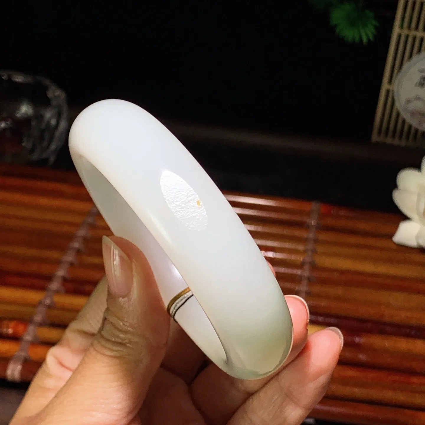 56圈口 新疆和田玉羊脂白籽料手镯 56圈口条宽 17厚10重83.6克。玉质细腻油润。手推出油。佩戴高端典雅。lt260125