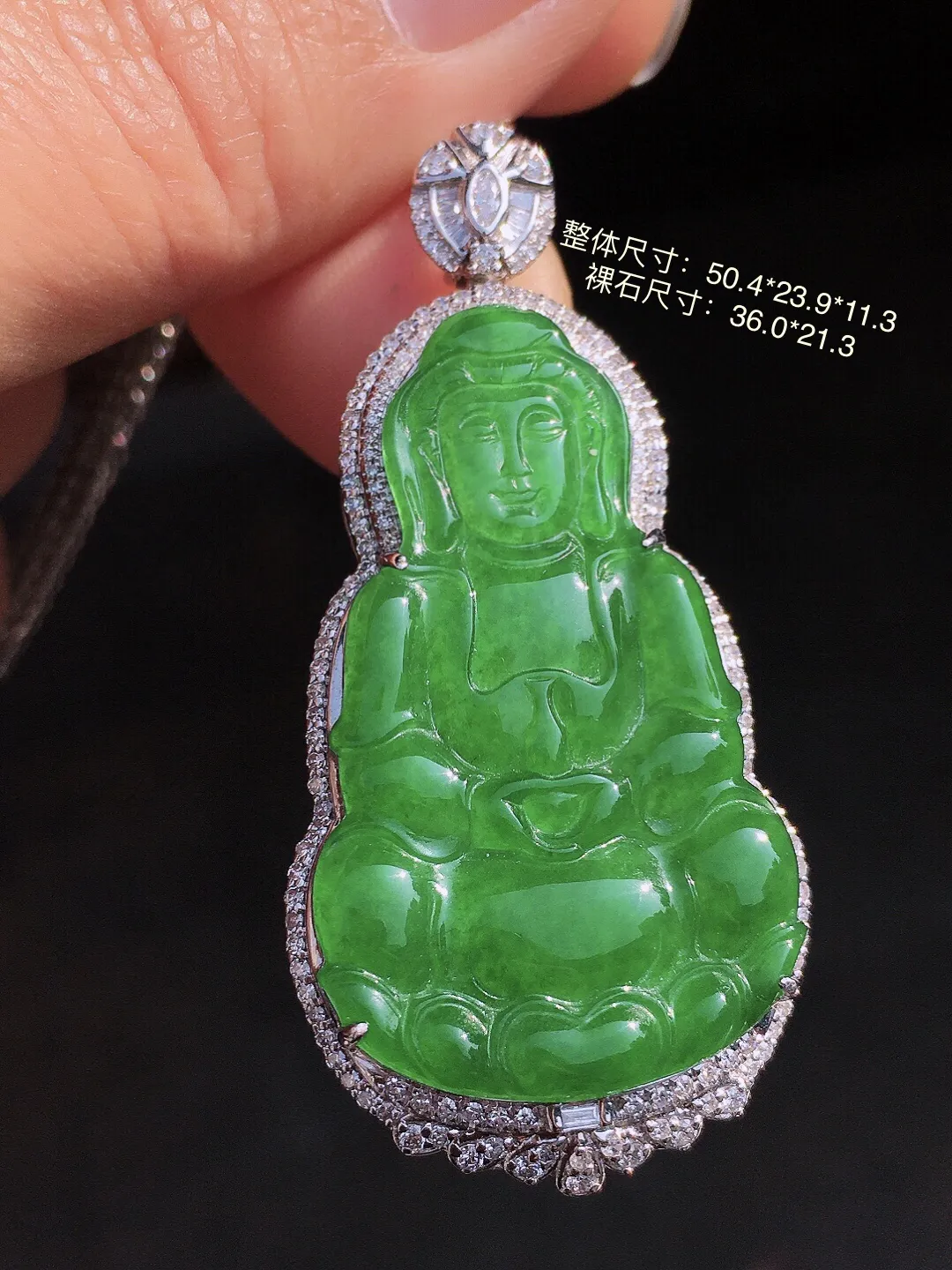 阳绿观音吊坠，色泽均匀艳丽，玉质细腻，荧光感超
强，饱满圆润，尽显优雅气质，18k
金豪华镶嵌