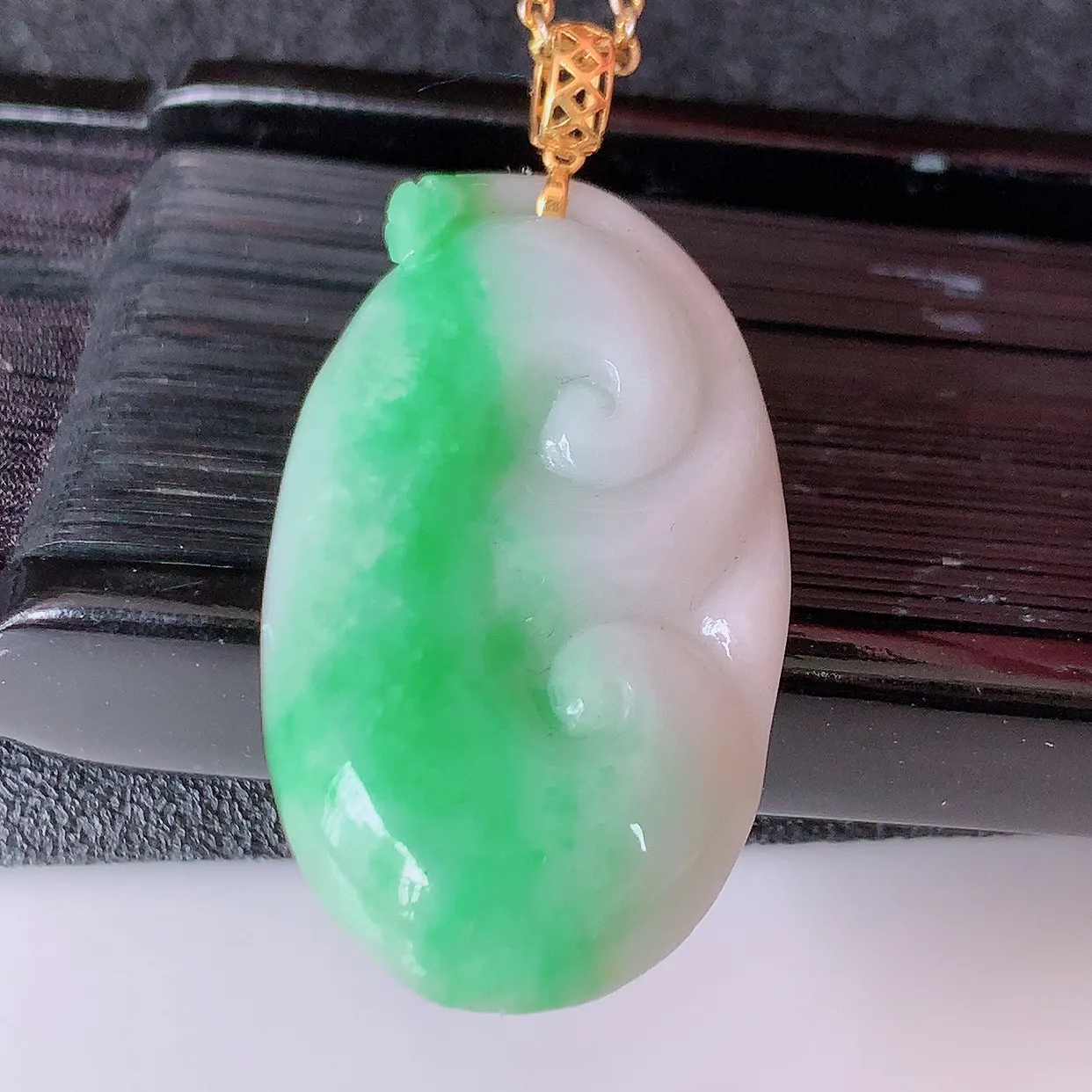 18k金镶嵌冰润飘绿如意翡翠吊坠，款式新颖，佩戴效果时尚出众，尽显气质， 水润精细， 美感十足。#1