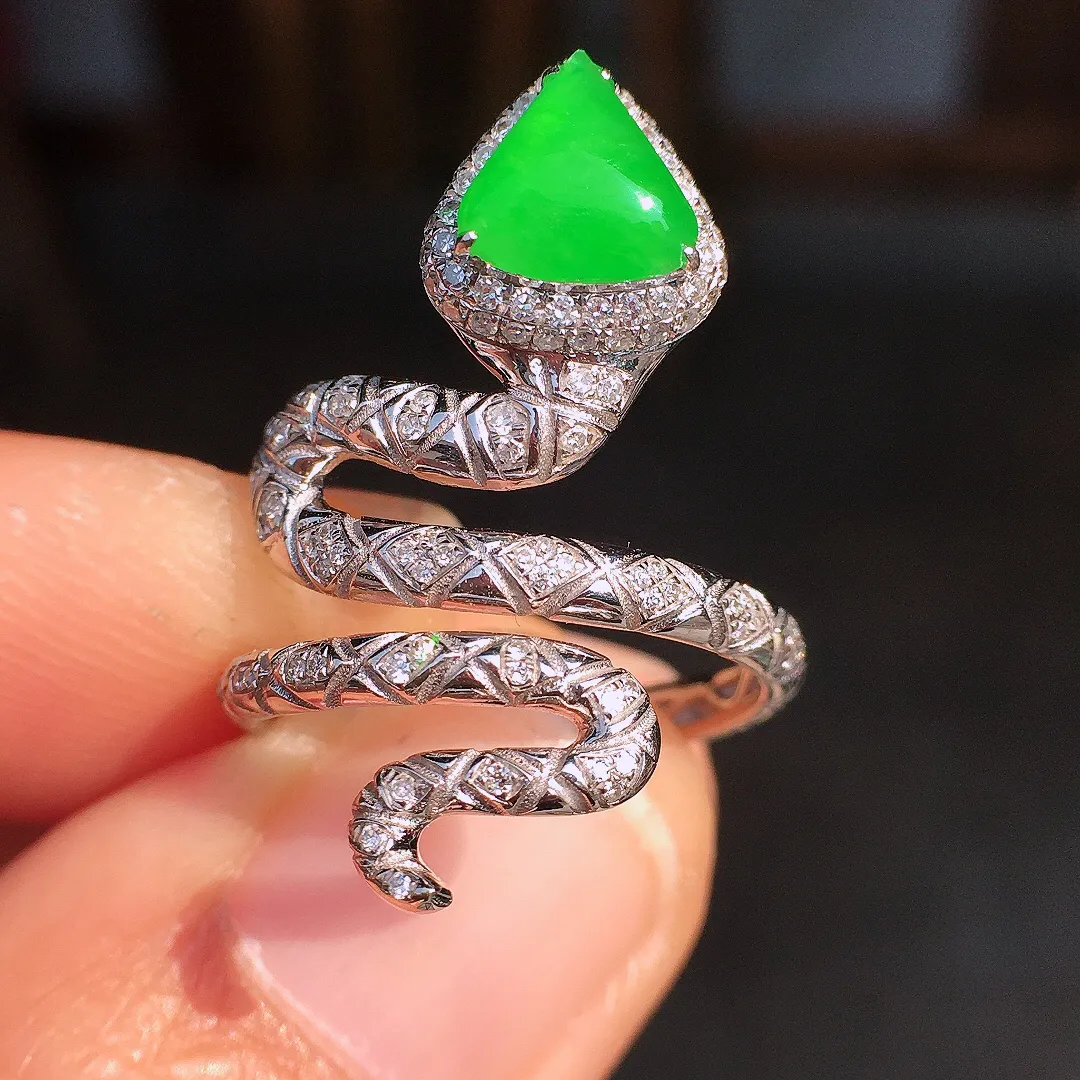 阳绿水滴戒指，色泽均匀艳丽，玉质细腻，荧光感超
强，饱满圆润，尽显优雅气质，18k
金豪华镶嵌