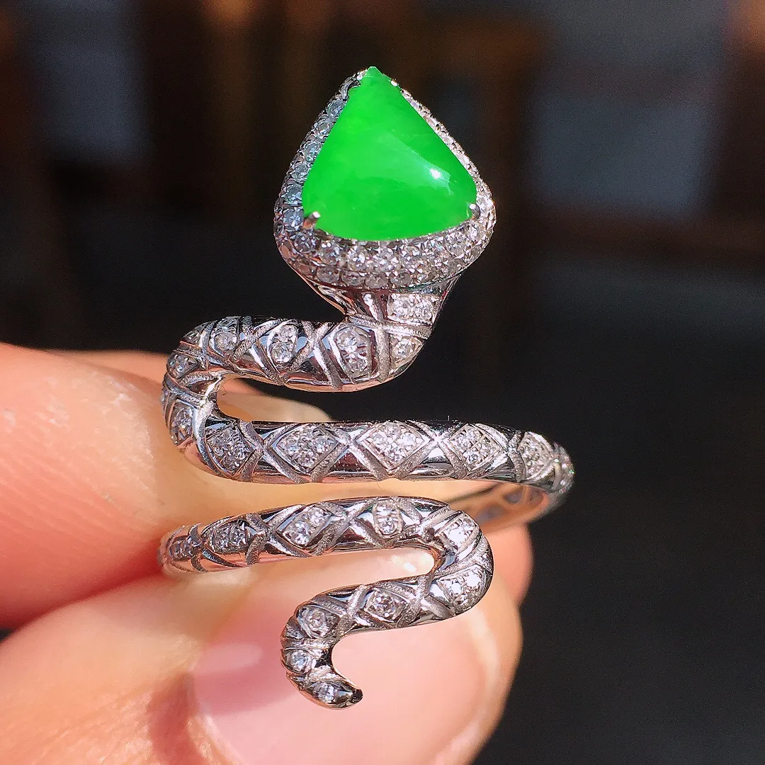 阳绿水滴戒指，色泽均匀艳丽，玉质细腻，荧光感超
强，饱满圆润，尽显优雅气质，18k
金豪华镶嵌