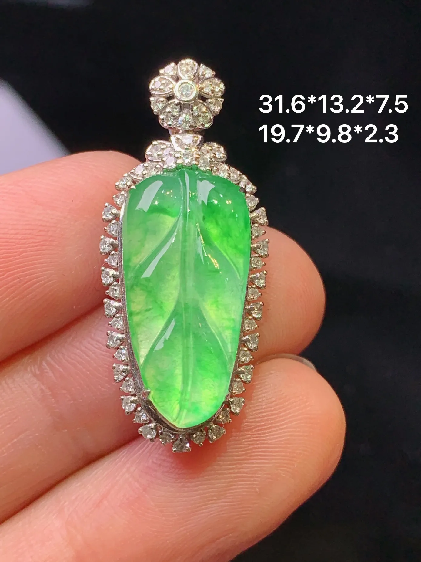 18金钻镶嵌翠绿树叶吊坠 玉质细腻 色泽清新艳丽 整体尺寸31.6*13.2*7.5