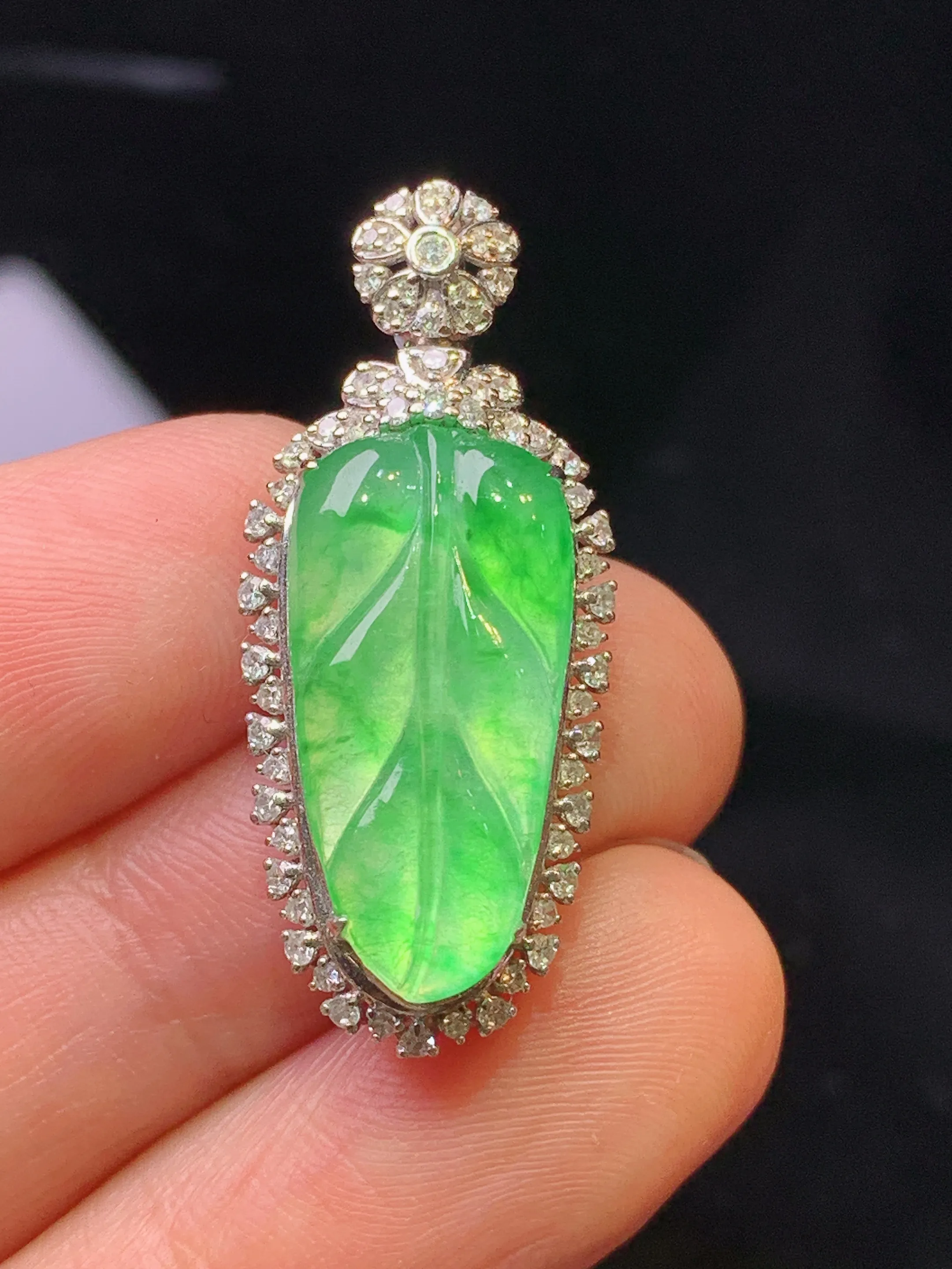 18金钻镶嵌翠绿树叶吊坠 玉质细腻 色泽清新艳丽 整体尺寸31.6*13.2*7.5