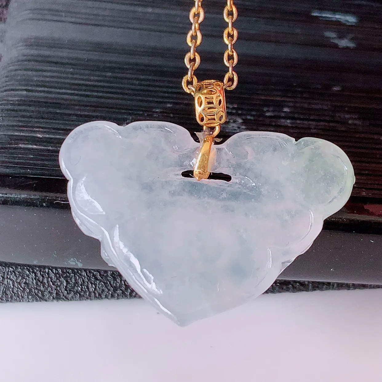 18k金镶嵌冰种翡翠花开富贵吊坠，款式新颖，佩戴效果时尚出众，尽显气质， 水润精细， 美感十足。#1