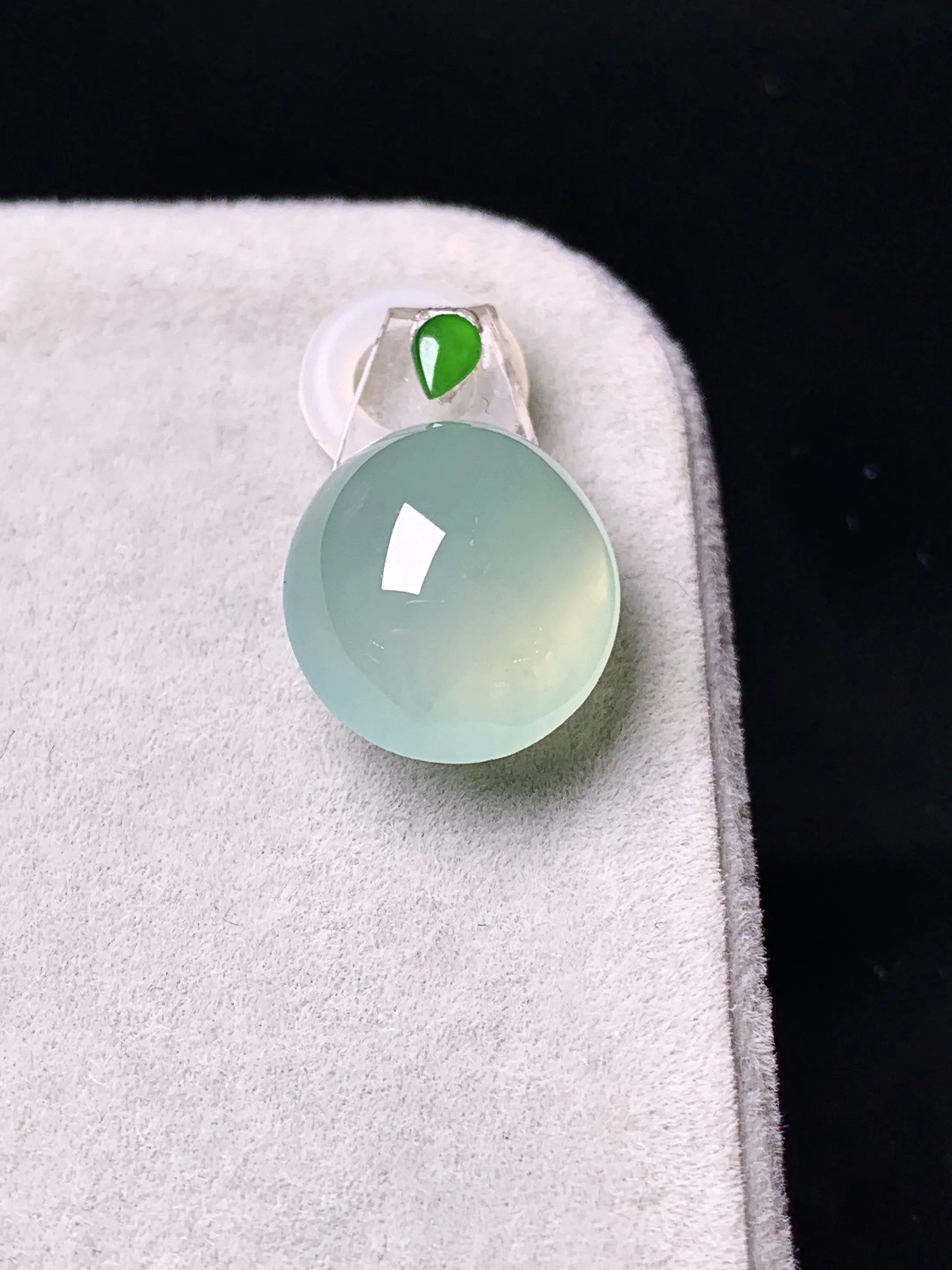 冰种晴底蛋面吊坠 玉质细腻 色泽清新艳丽 整体尺寸13.8*12.3*7.2