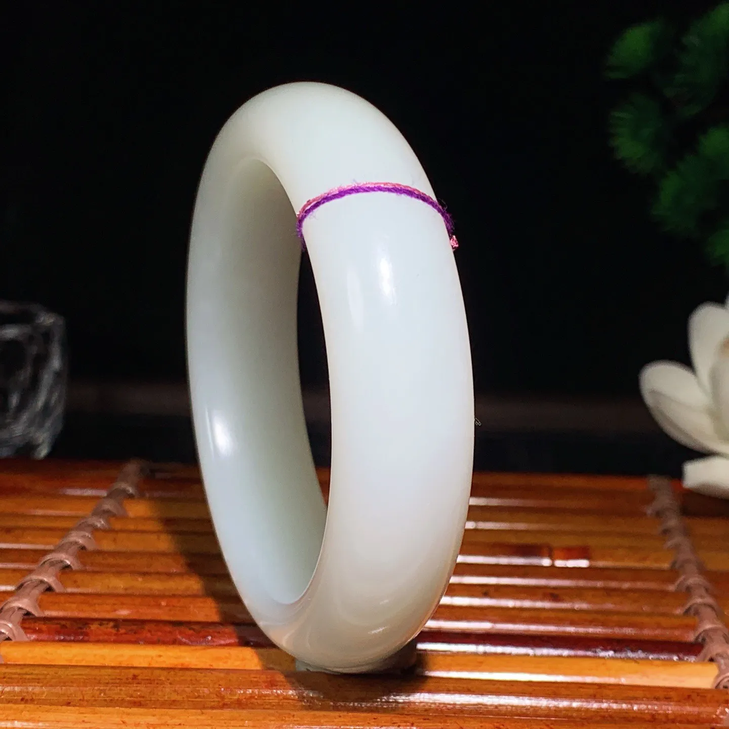 55圈口 新疆和田玉羊脂白籽料手镯 55圈口条宽 16厚10重82克。玉质细腻油润。手推出油。佩戴高端典雅。lt260125