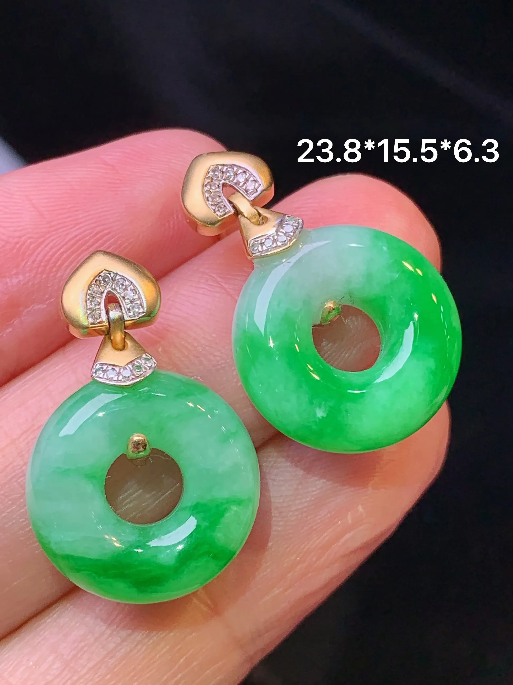 18金钻镶嵌翠绿平安环耳坠 玉质细腻 色泽清新艳丽 整体尺寸23.8*15.5*6.3