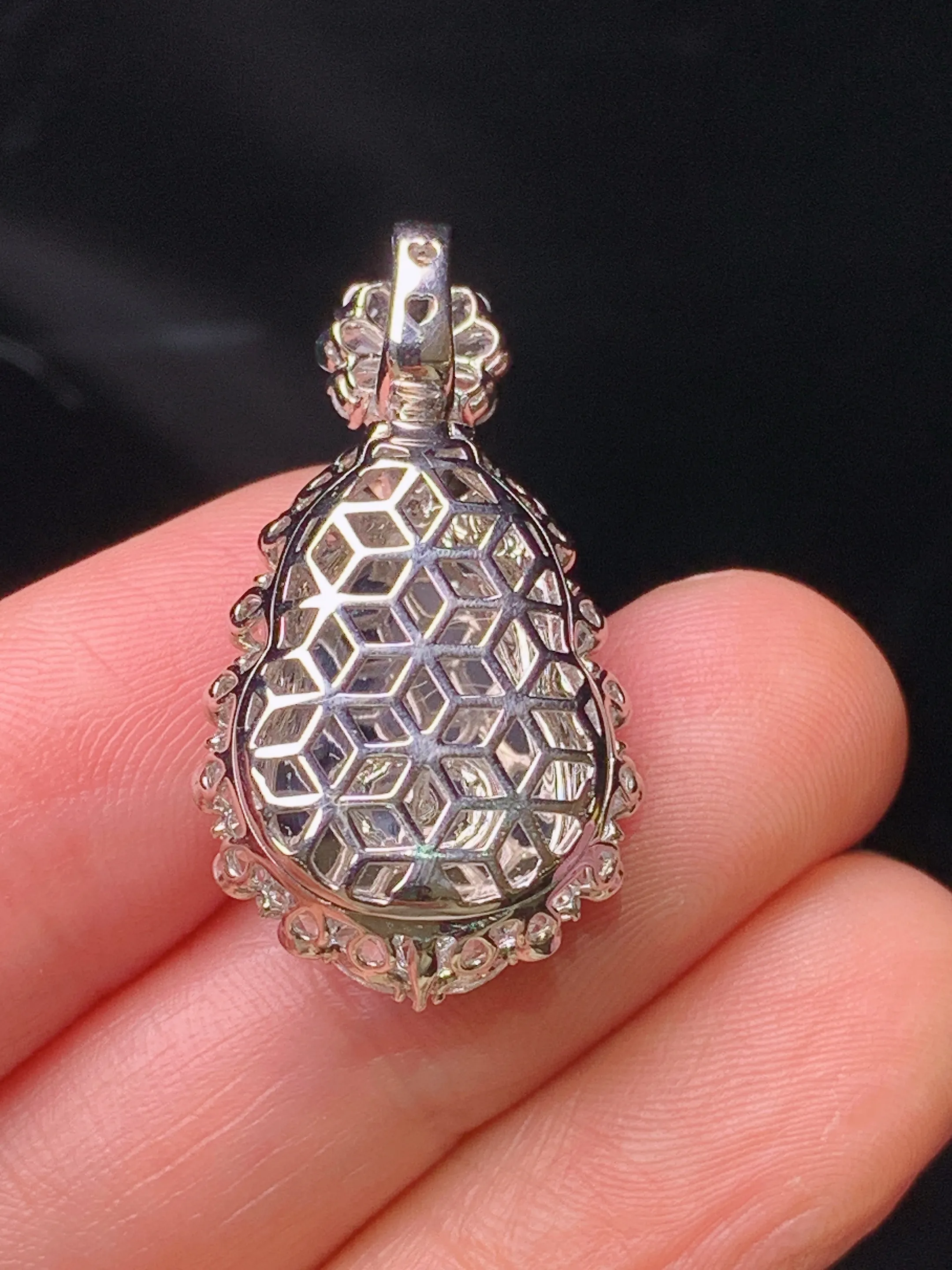 18金钻镶嵌满绿葫芦吊坠 玉质细腻 色泽清新艳丽 整体尺寸29.8*16.2*9.5