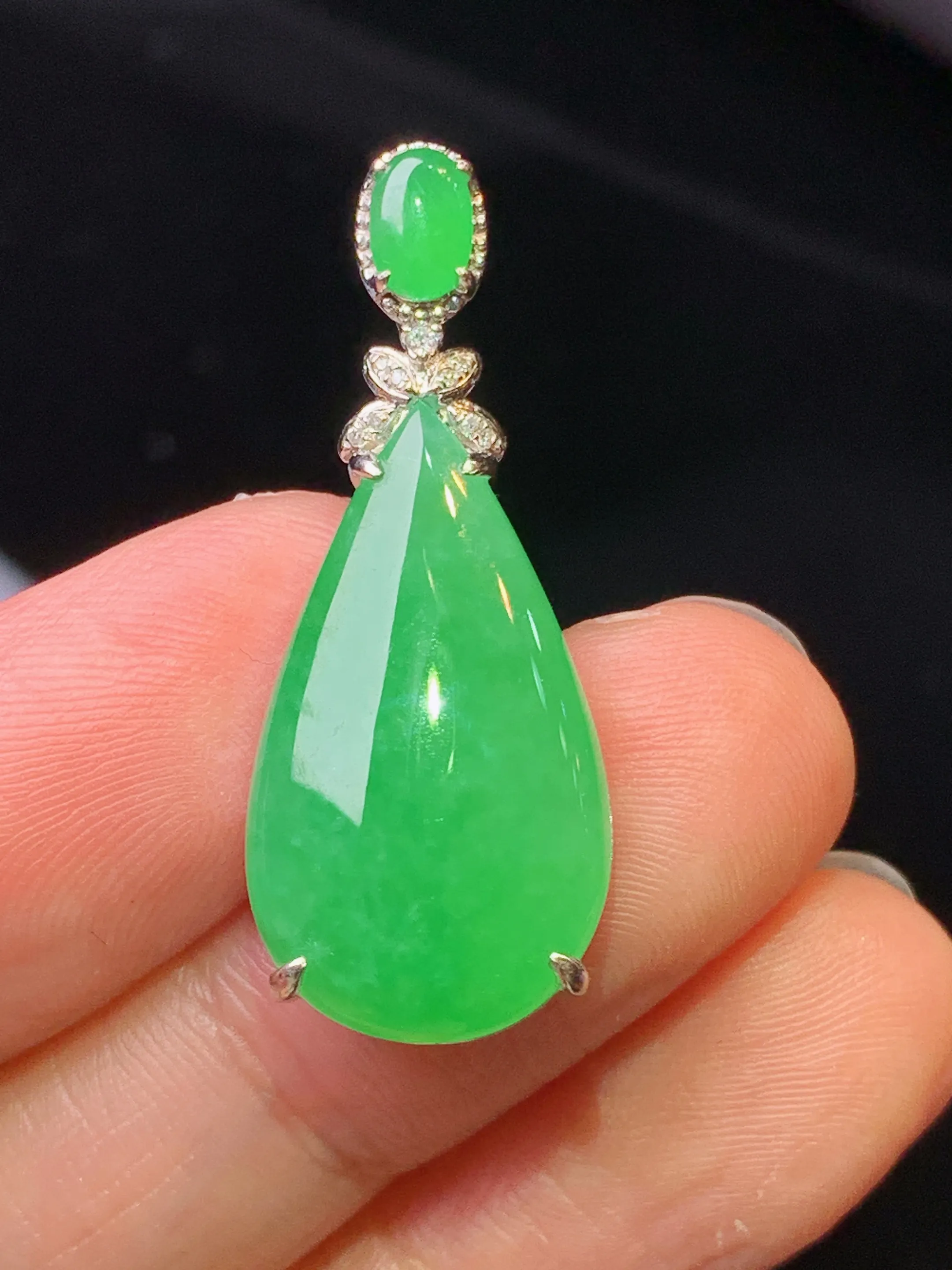 18金钻镶嵌翠绿水滴吊坠 玉质细腻 色泽清新艳丽 整体尺寸31.5*12.5*5.2