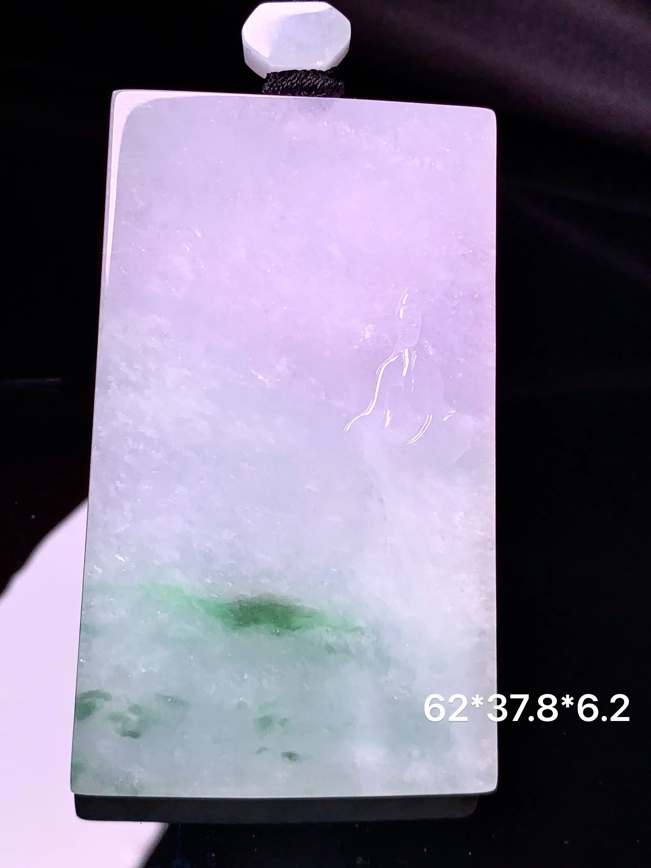 淡紫罗兰飘绿无事牌吊坠 玉质细腻 色泽清新艳丽 整体尺寸62*37.8*6.2