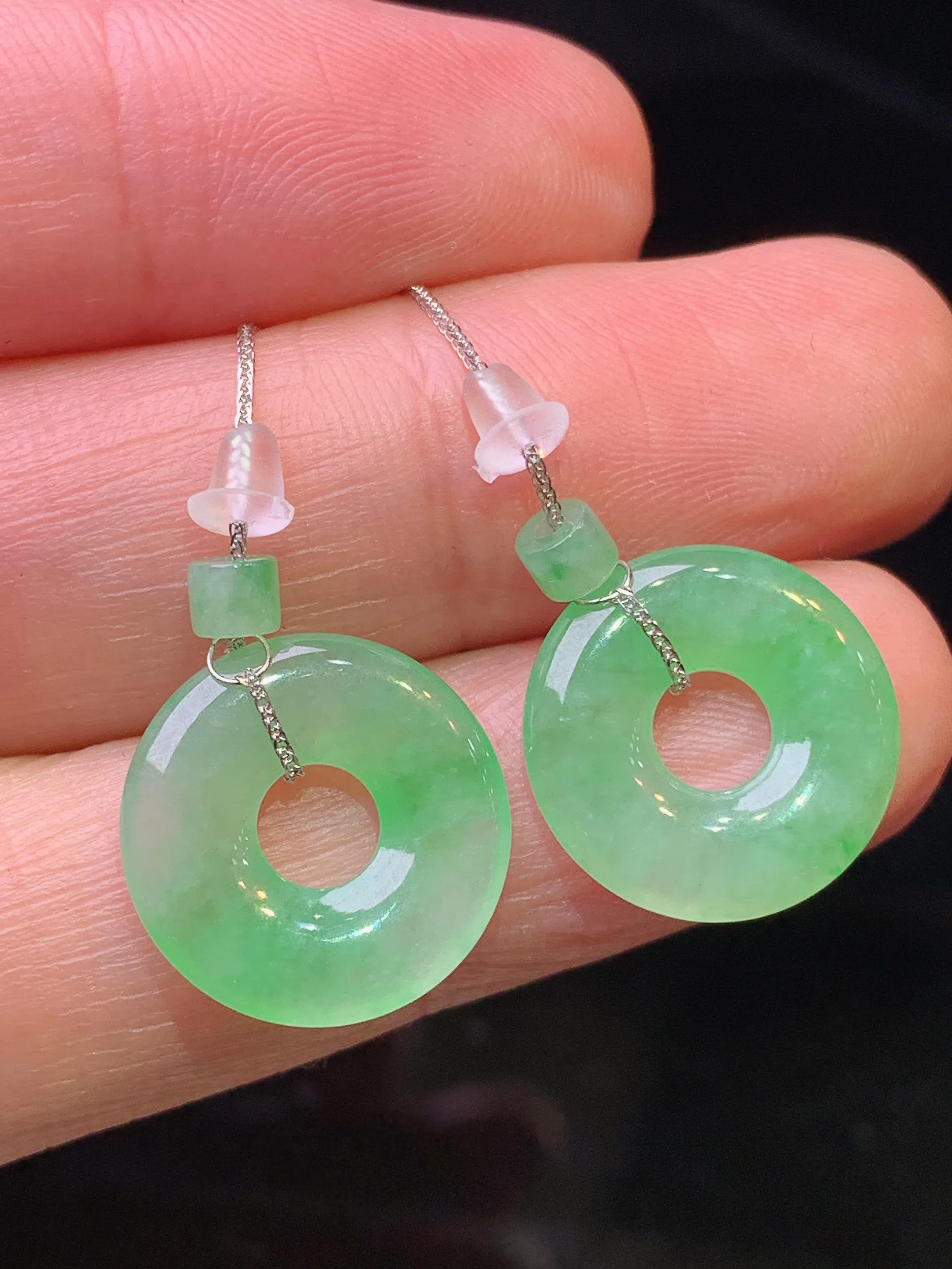 飘绿平安扣耳坠 玉质细腻 色泽清新艳丽 整体尺寸14.2*2.5