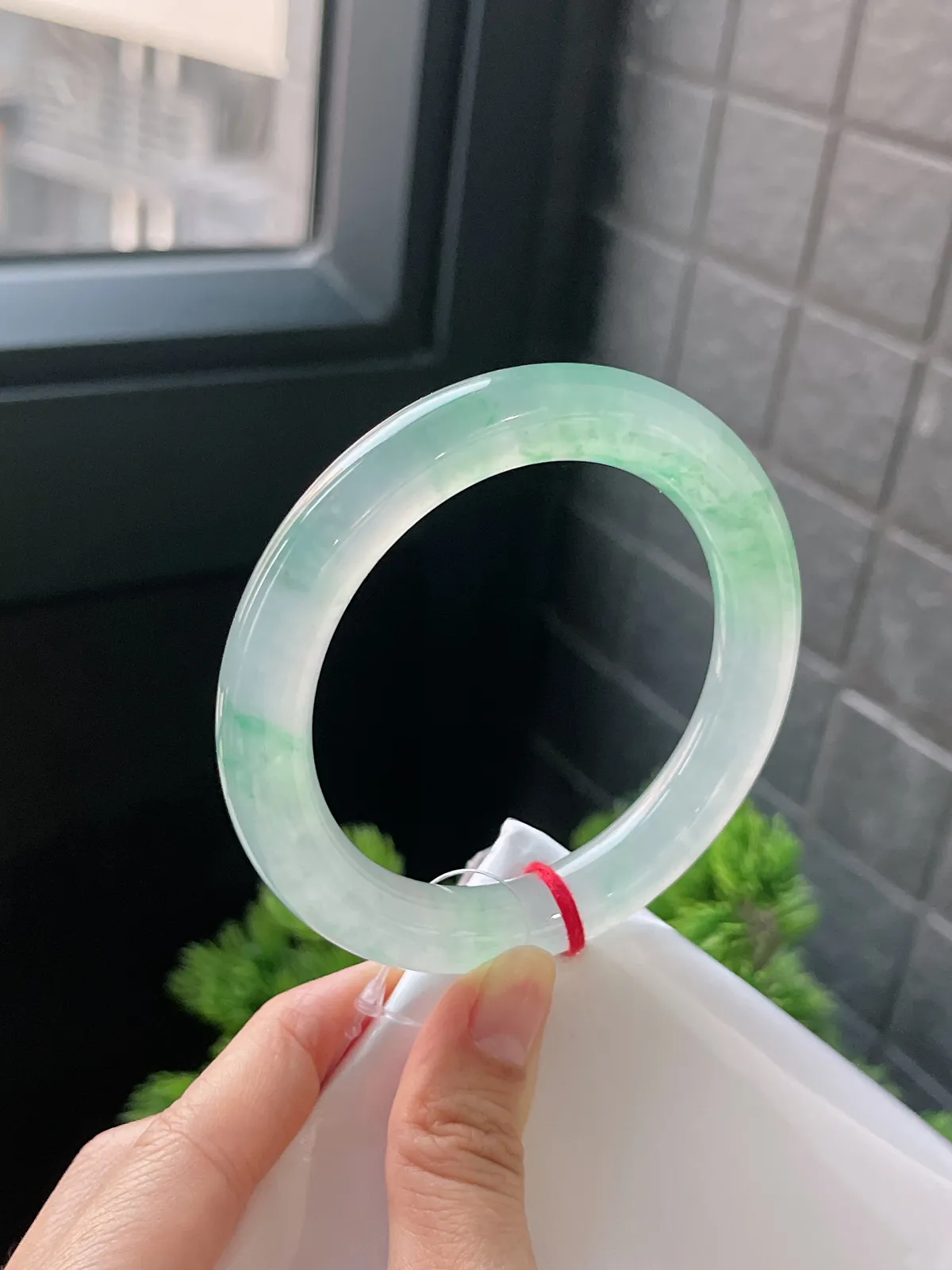 圆镯56.1圈口，翡翠冰种飘绿手镯，种水十足