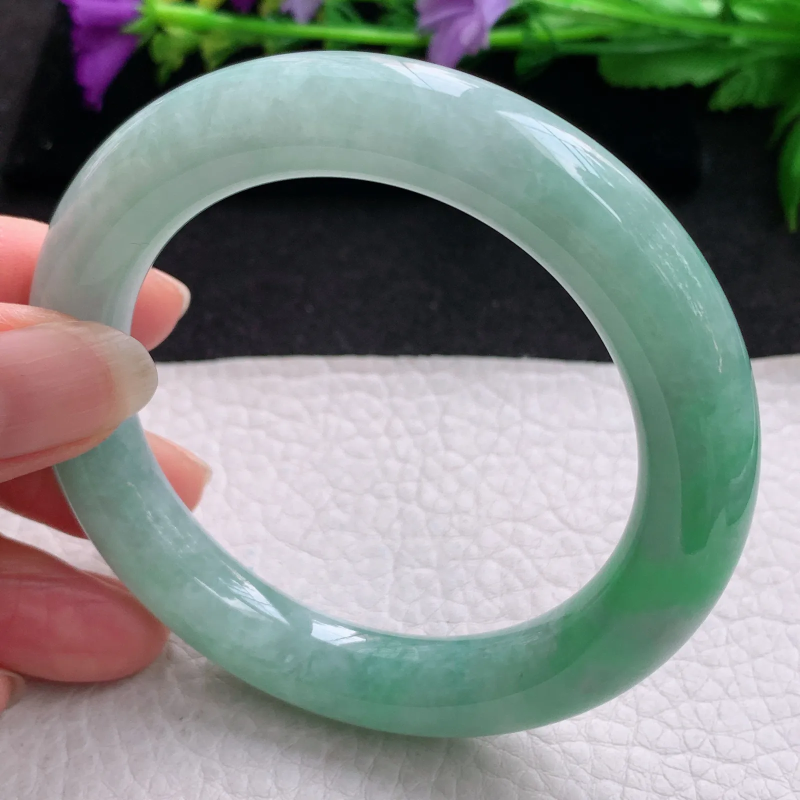 z实拍55*11美入镯 缅甸翡翠精美飘绿圆条大气玉手镯 玉手环