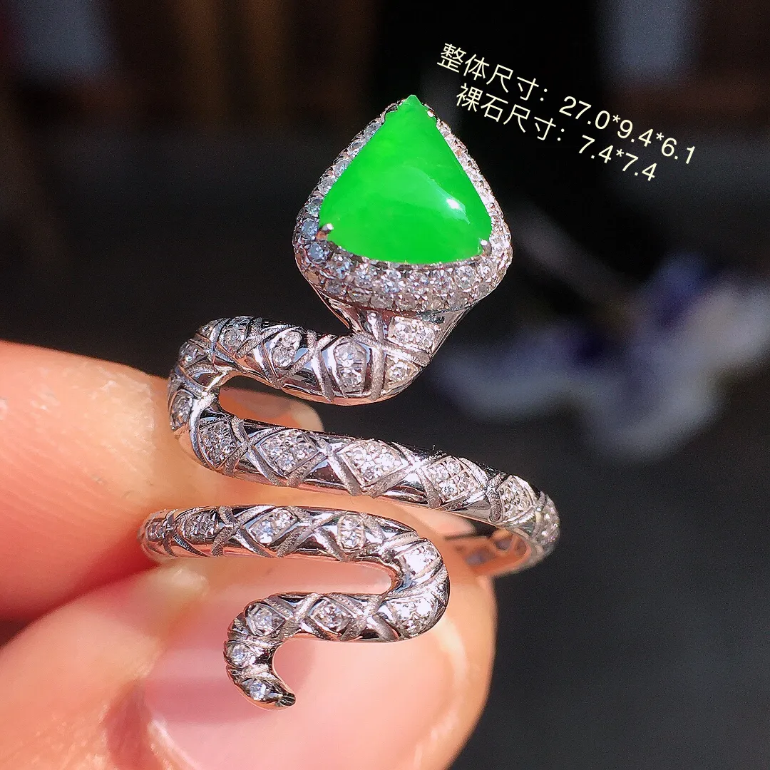 阳绿水滴戒指，色泽均匀艳丽，玉质细腻，荧光感超
强，饱满圆润，尽显优雅气质，18k
金豪华镶嵌