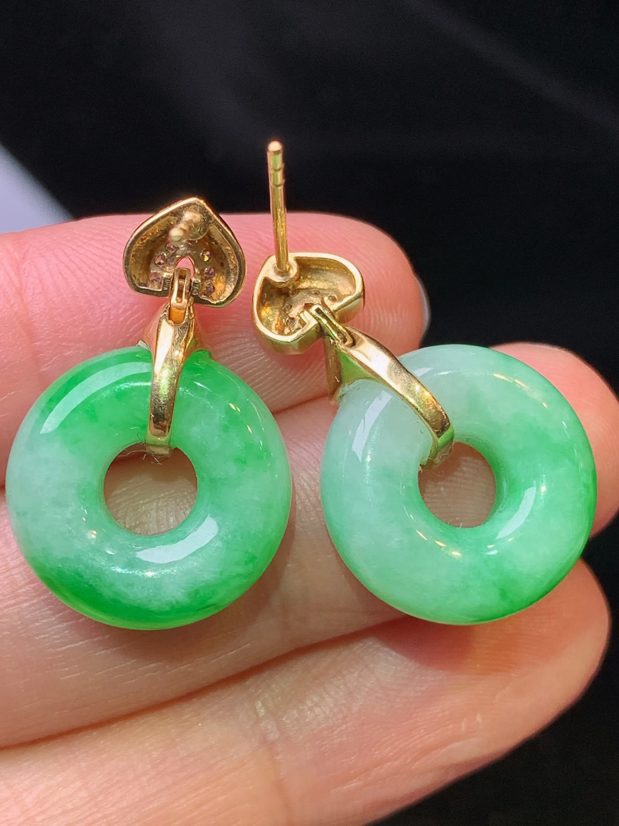 18金钻镶嵌翠绿平安环耳坠 玉质细腻 色泽清新艳丽 整体尺寸23.8*15.5*6.3