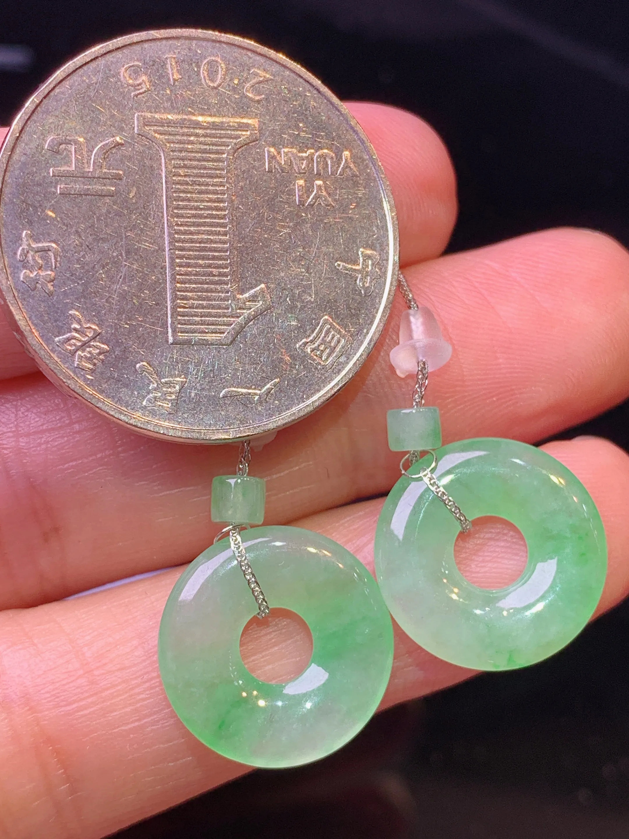 飘绿平安扣耳坠 玉质细腻 色泽清新艳丽 整体尺寸14.2*2.5