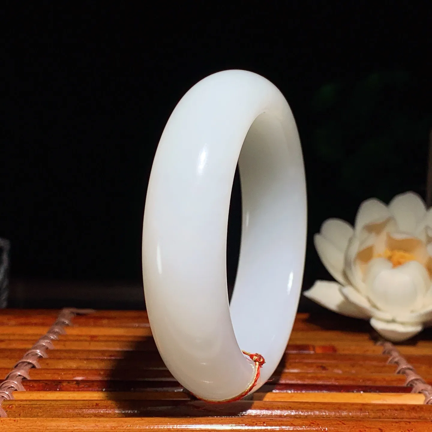 54圈口 新疆和田玉羊脂白籽料手镯 54圈口条宽 17厚10重81.3克。玉质细腻油润。手推出油。佩戴高端典雅。lt260125