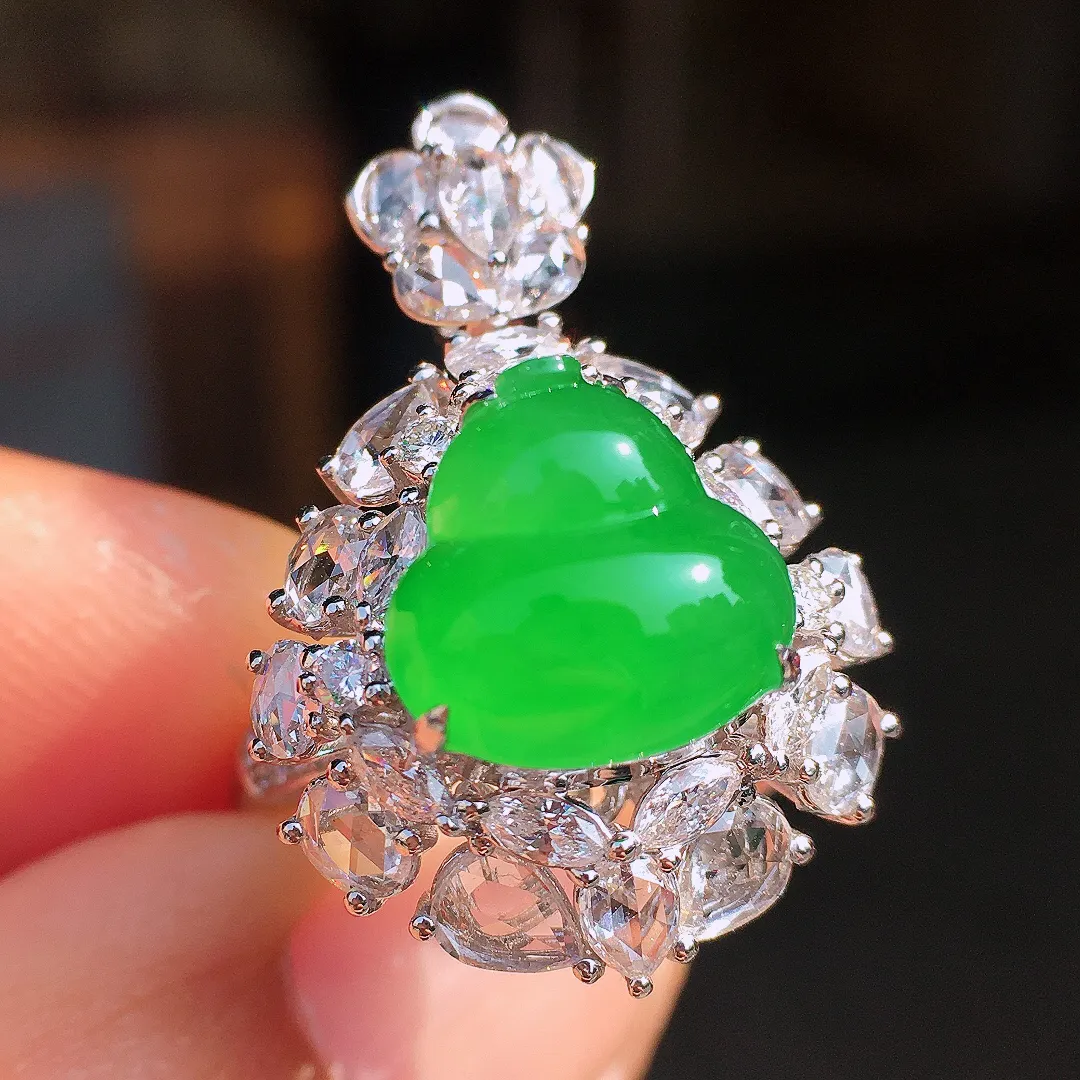 阳绿葫芦戒指/吊坠两用款，色泽均匀艳丽，玉质细腻，荧光感超
强，饱满圆润，尽显优雅气质，18k
金豪华镶嵌