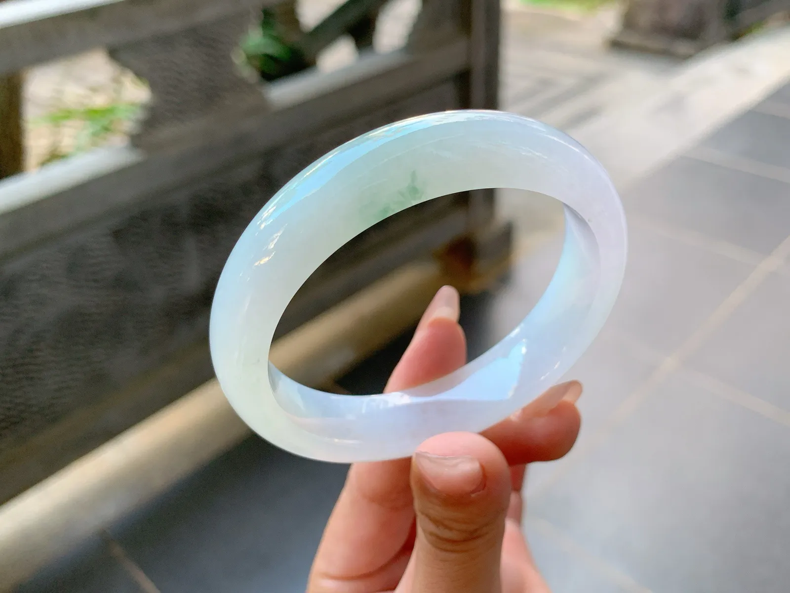 ️｜57圈口
白冰飘绿花，整体透亮细腻，端庄大气，花色轻盈飘逸，