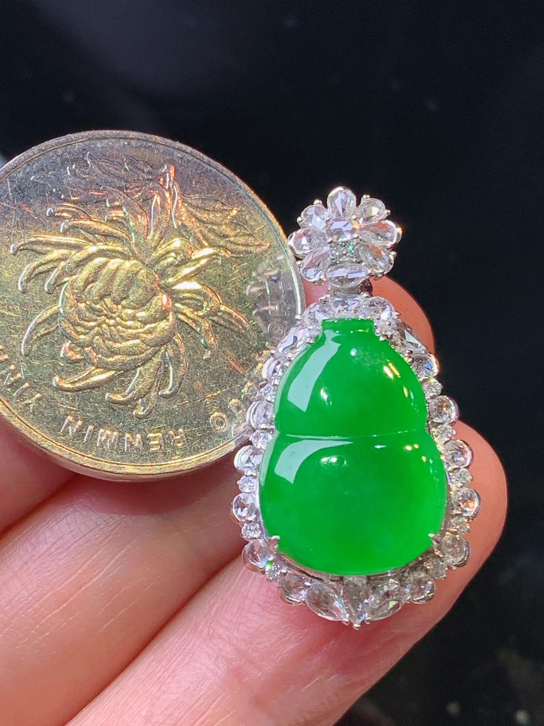 18金钻镶嵌满绿葫芦吊坠 玉质细腻 色泽清新艳丽 整体尺寸29.8*16.2*9.5