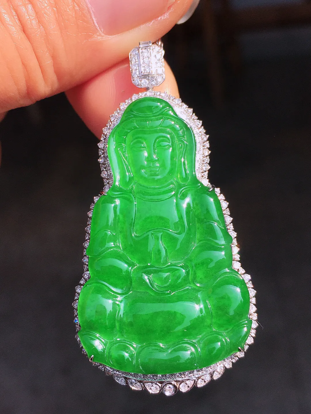 阳绿观音吊坠，色泽均匀艳丽，玉质细腻，荧光感超
强，饱满圆润，尽显优雅气质，18k
金豪华镶嵌