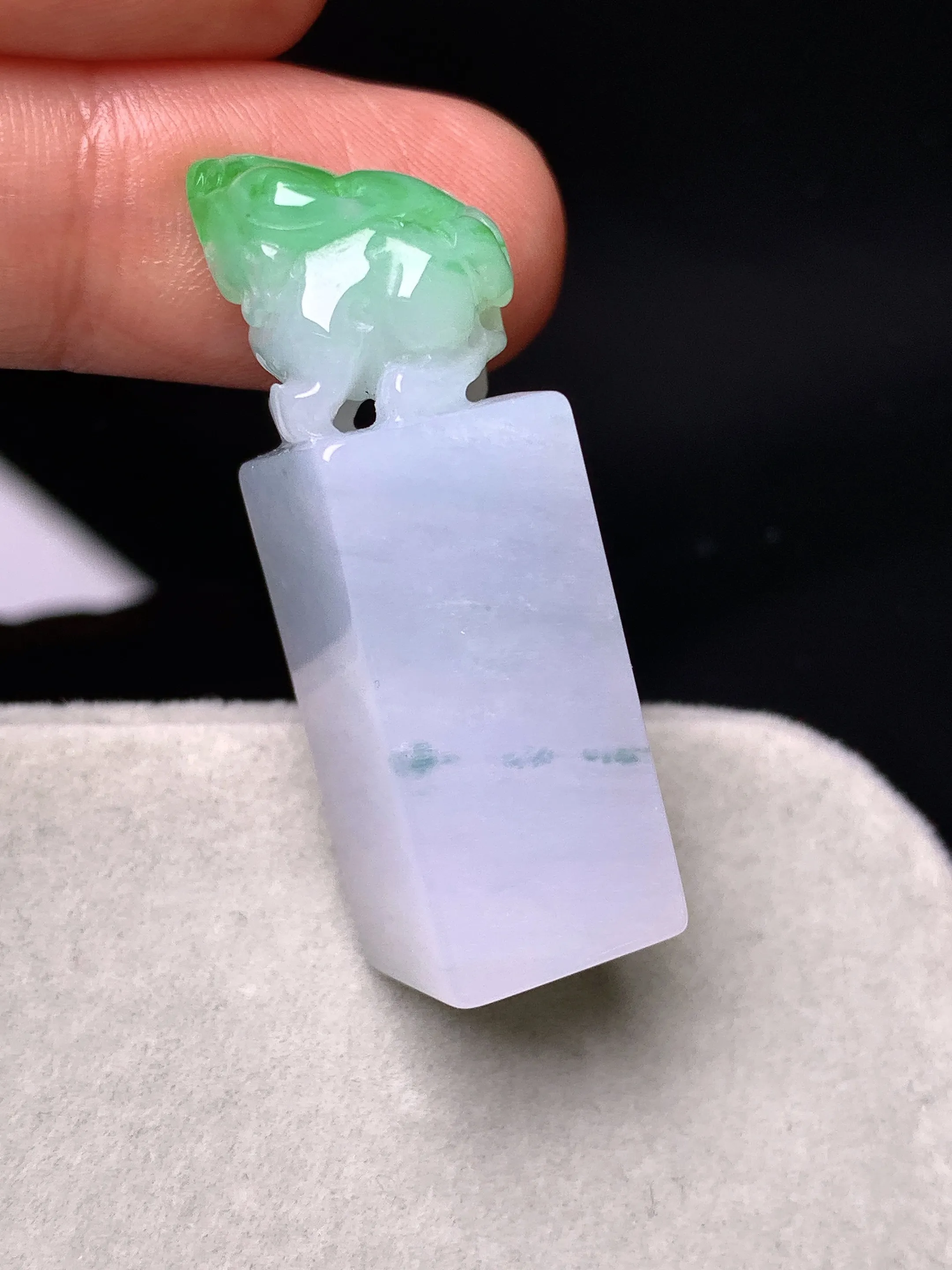 飘绿貔貅印章吊坠 玉质细腻 色泽清新艳丽 整体尺寸36*11.3*11.8