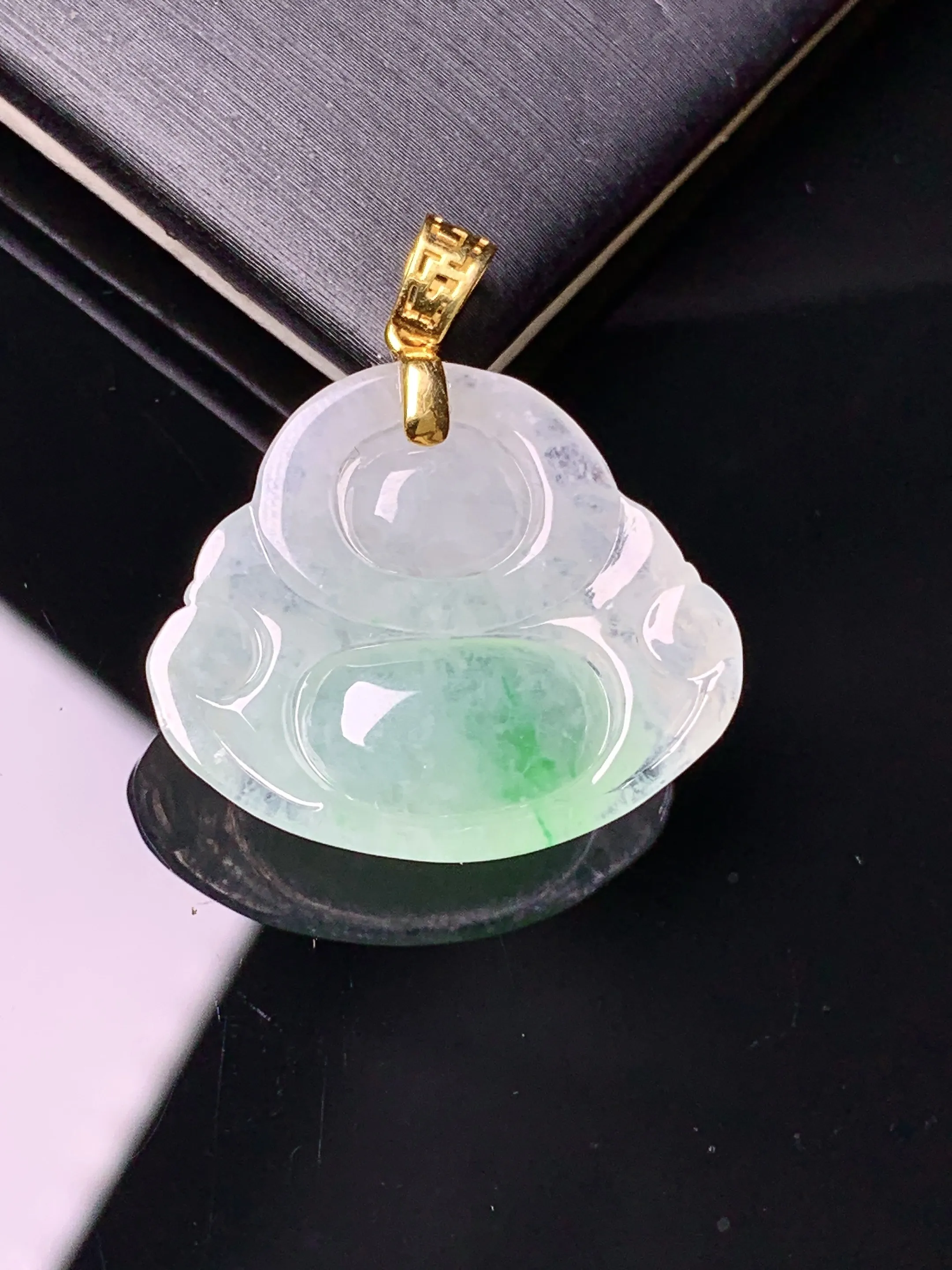 18金镶嵌飘绿佛公吊坠 玉质细腻 色泽清新艳丽 整体尺寸28*24.5*6.2