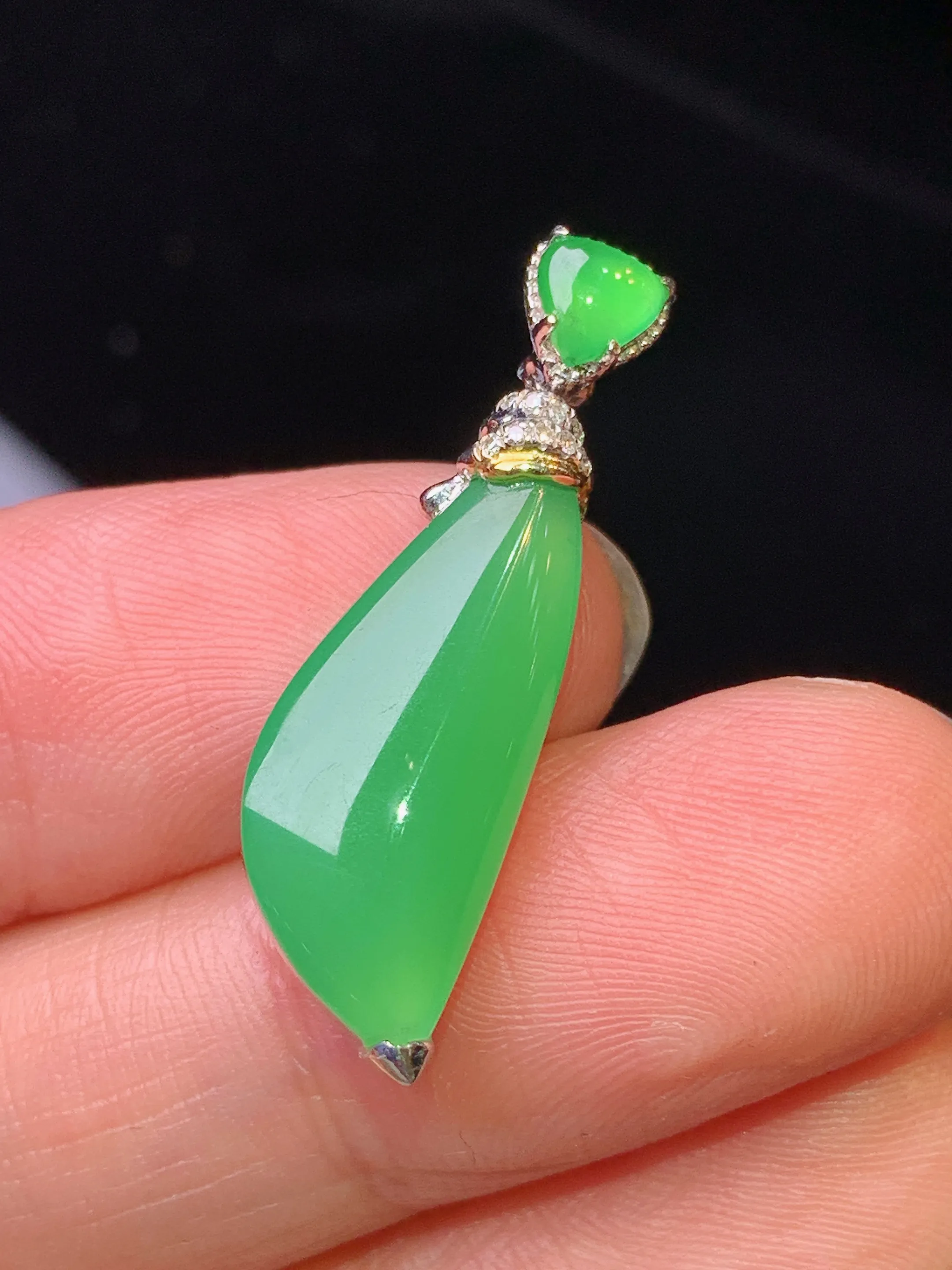 18金钻镶嵌翠绿随形吊坠 玉质细腻 色泽清新艳丽 整体尺寸28.8*8.7*4.8