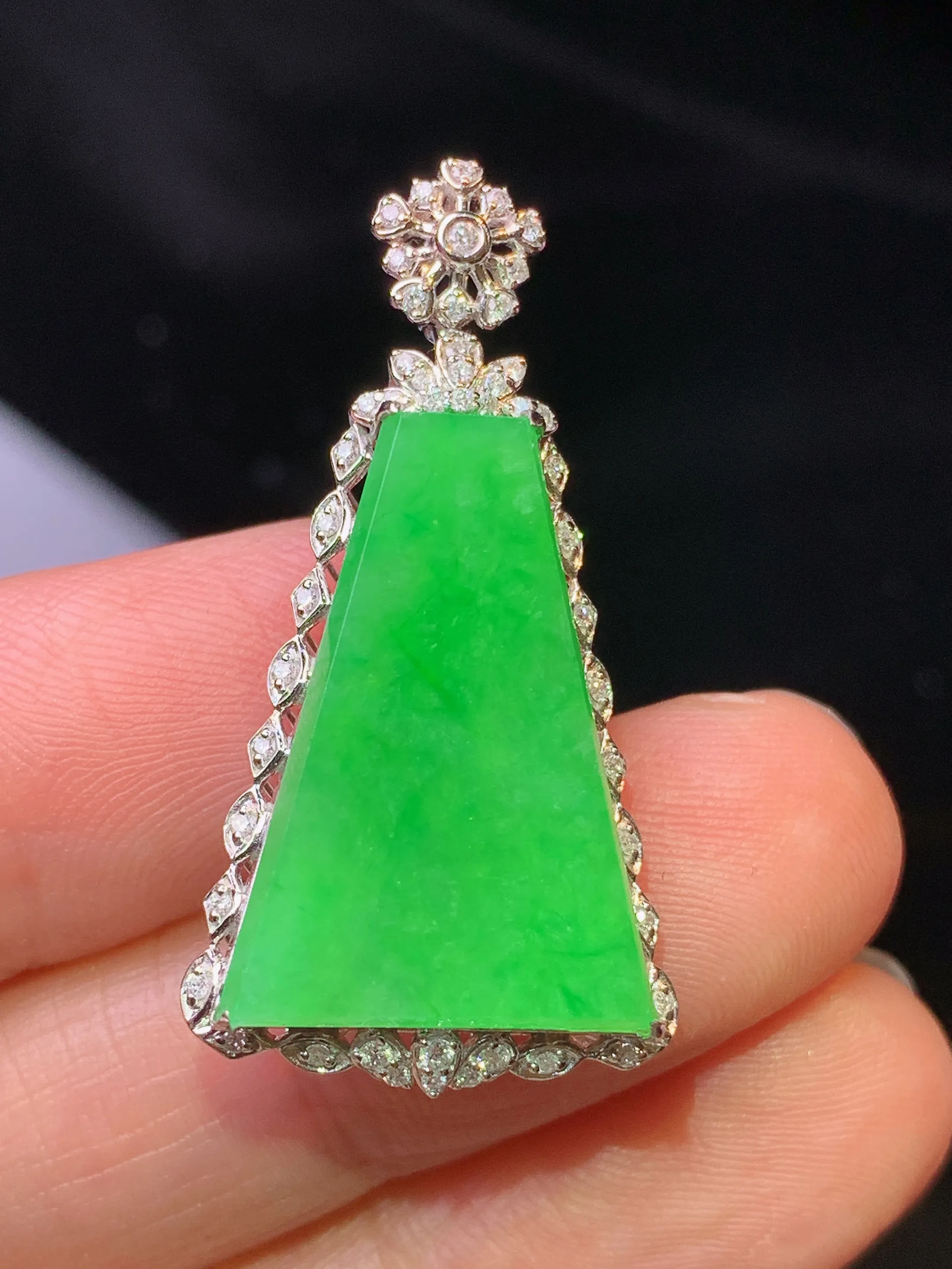 18金钻镶嵌翠绿无事牌吊坠 玉质细腻 色泽清新艳丽 整体尺寸33.5*17.5*7.2