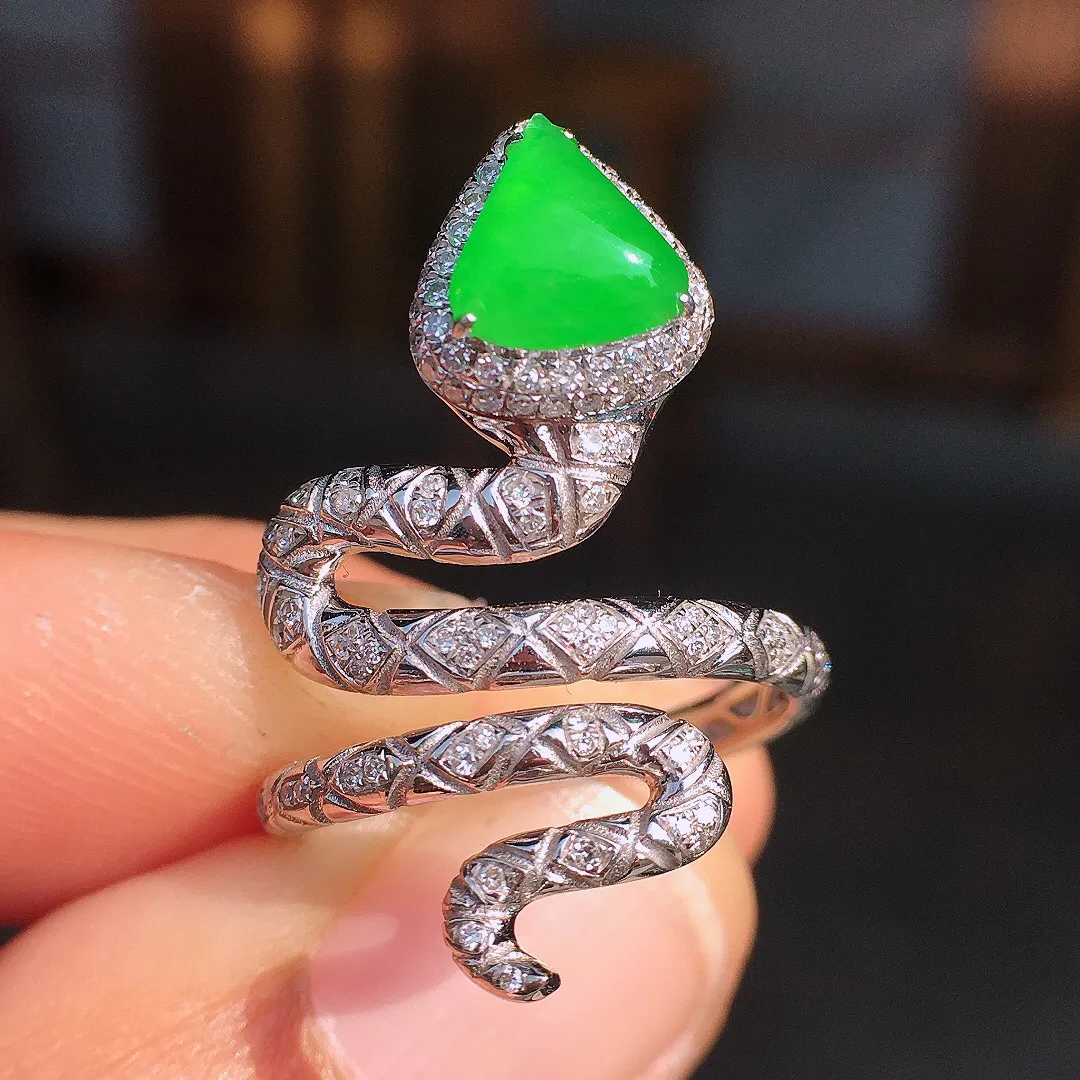 阳绿水滴戒指，色泽均匀艳丽，玉质细腻，荧光感超
强，饱满圆润，尽显优雅气质，18k
金豪华镶嵌