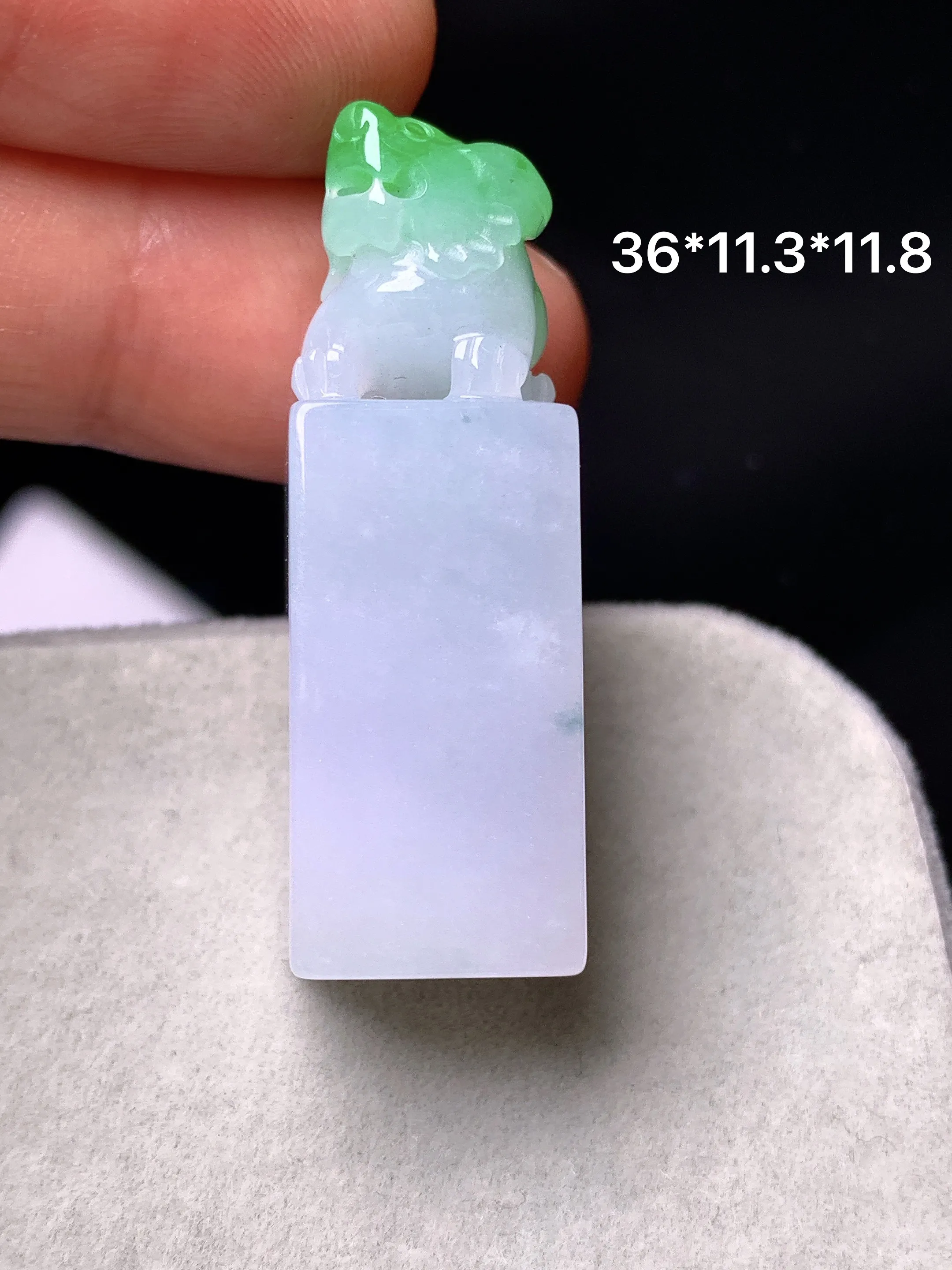 飘绿貔貅印章吊坠 玉质细腻 色泽清新艳丽 整体尺寸36*11.3*11.8