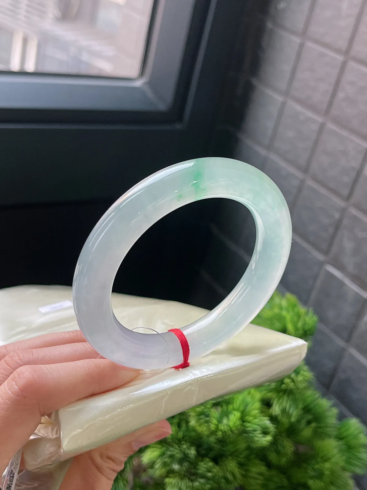 圆镯57圈口，翡翠冰种飘绿手镯，种水十足