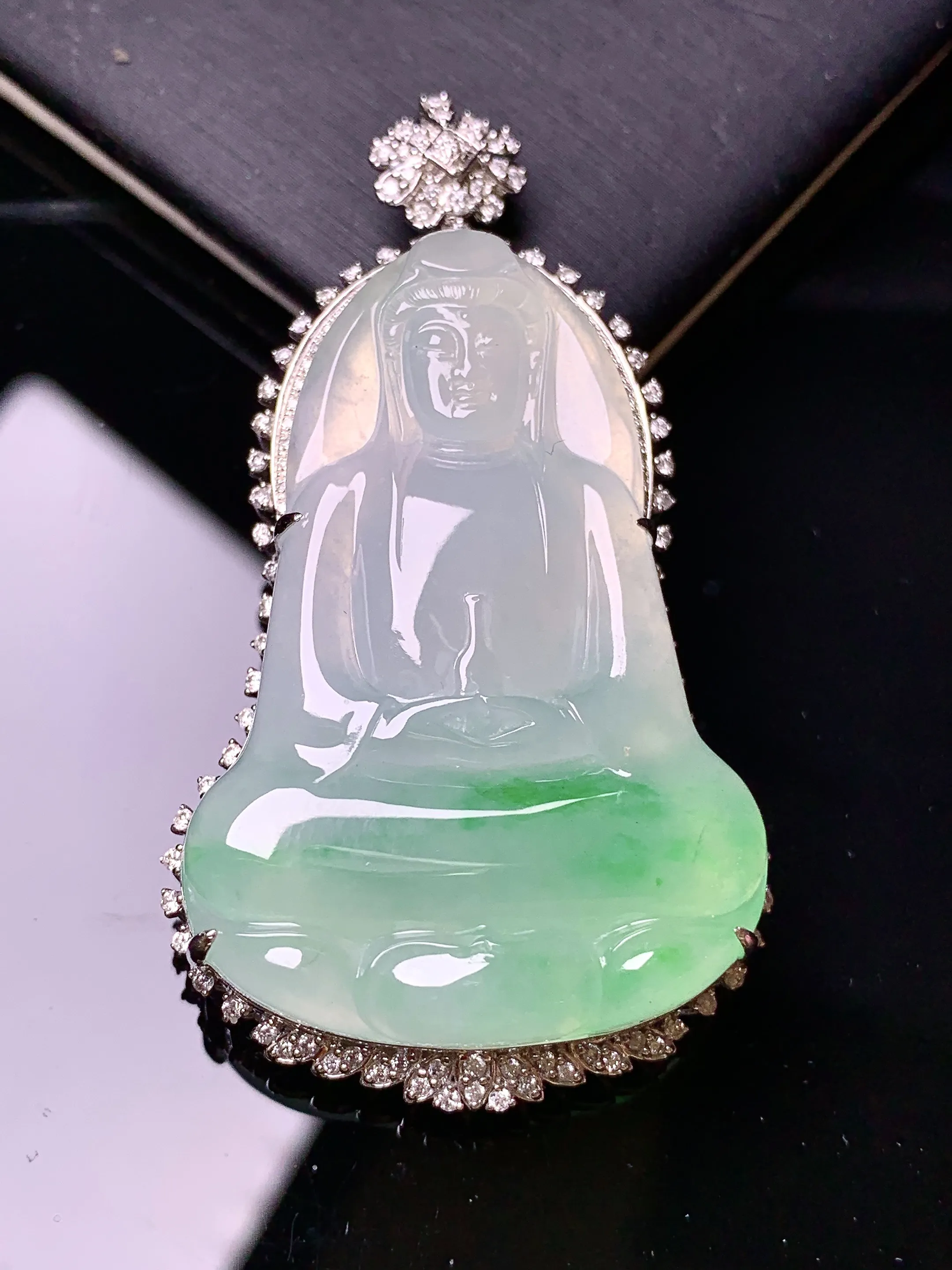 18金钻镶嵌飘绿观音菩萨吊坠 玉质细腻 色泽清新艳丽 整体尺寸55*30.2*10.3