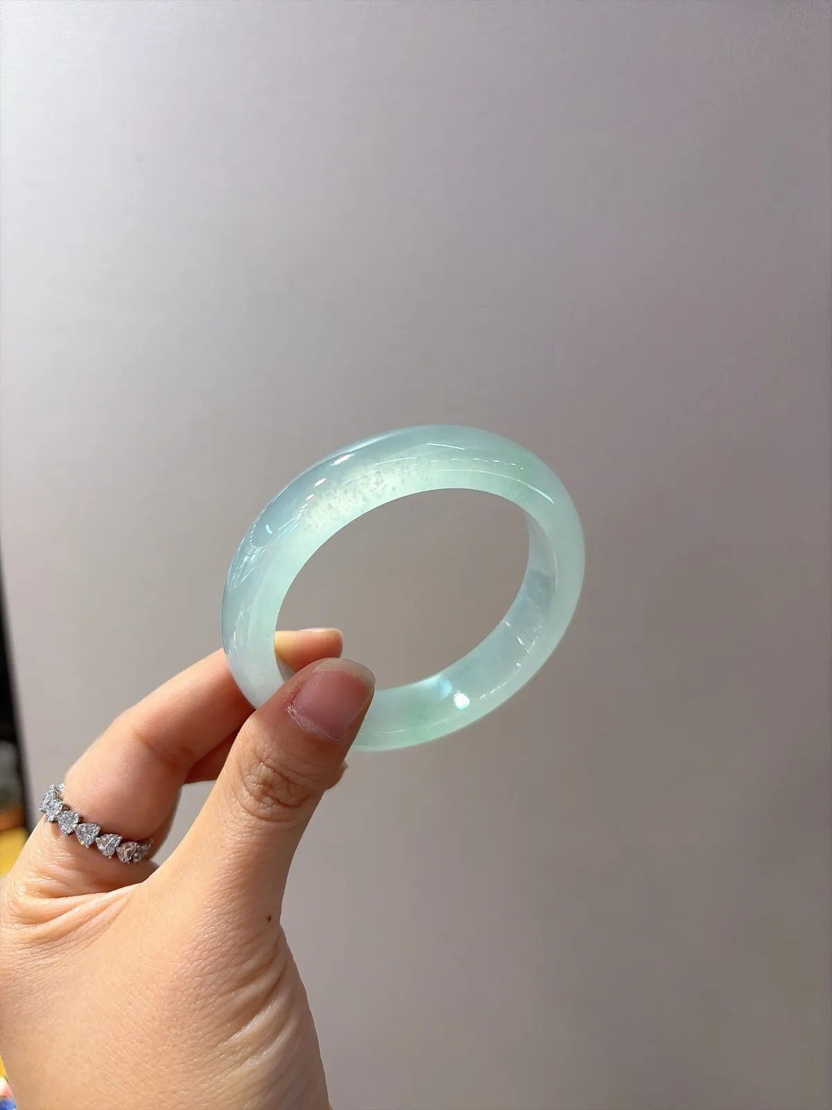 ｜54圈口
【冰晴金丝绿·木纳雪花棉】
“冰晴凝光，金丝绕腕，雪花棉落满诗意”​​
——种老起光，意境拉满️
规格【54.1/13.5/8.3】