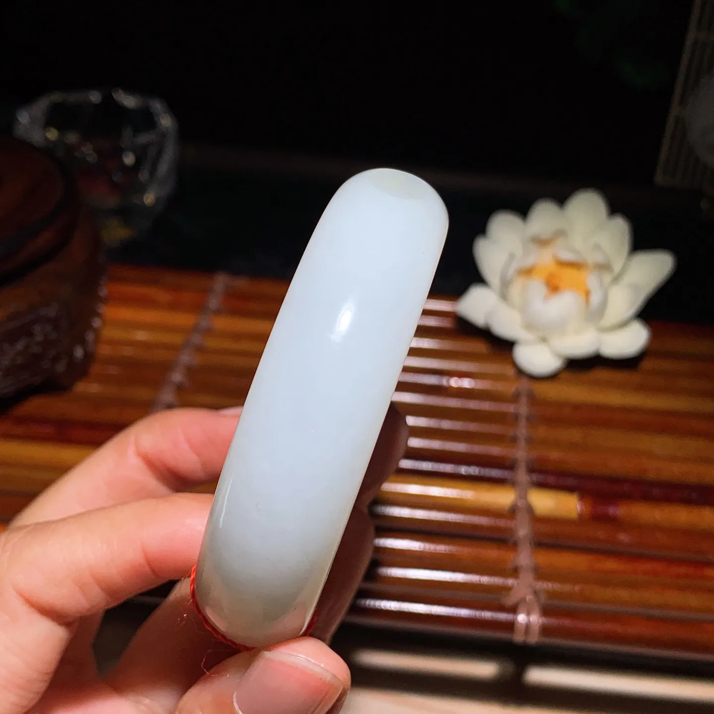 54圈口 新疆和田玉羊脂白籽料手镯 54圈口条宽 17厚10重81.3克。玉质细腻油润。手推出油。佩戴高端典雅。lt260125