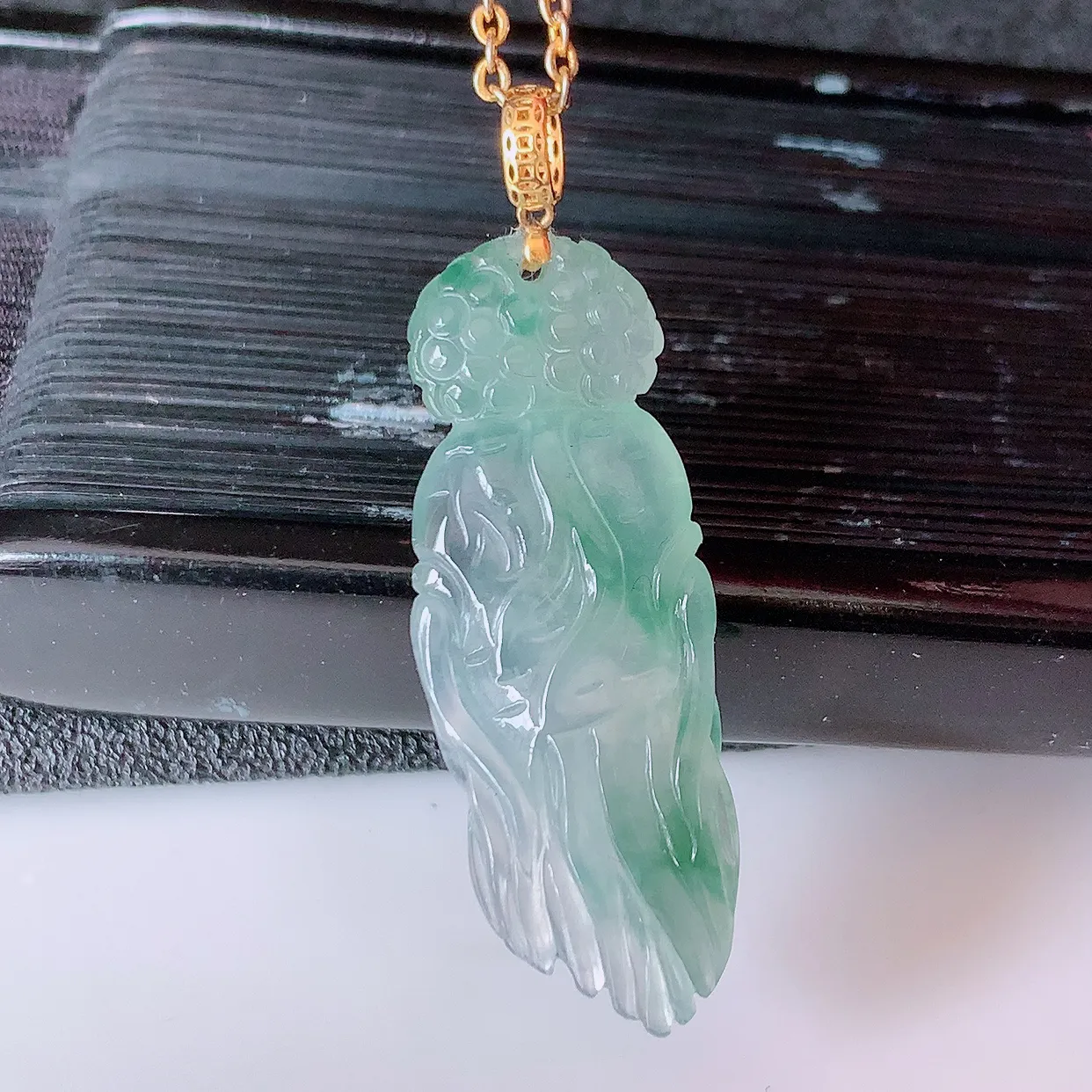 18k金镶嵌冰种飘花翡翠人参吊坠，人生如意，款式新颖，佩戴效果时尚出众， 尽显气质，水润精细， 美感十足。#1.16