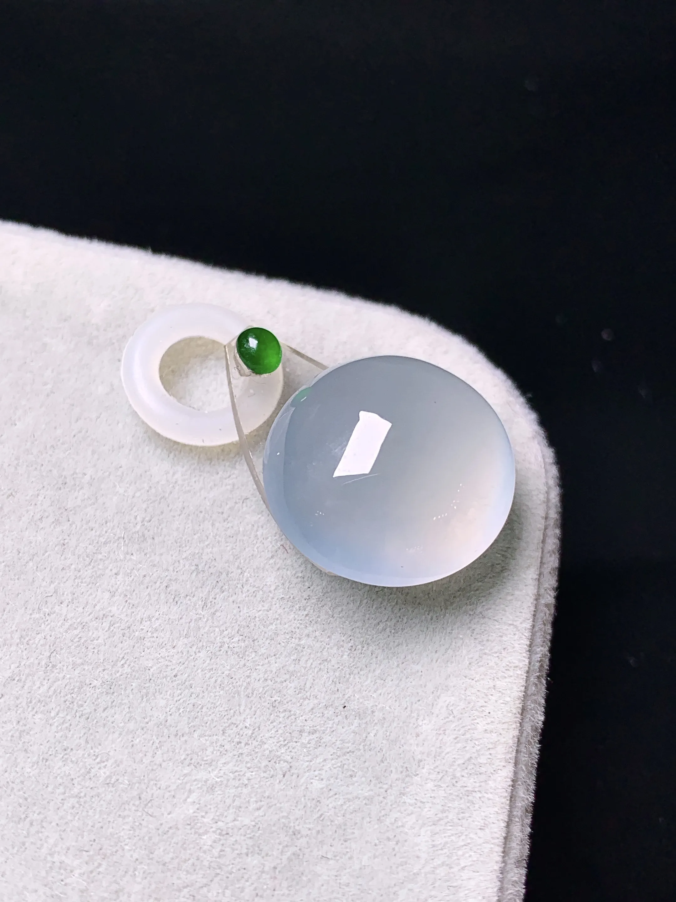 镶嵌款 冰种蛋面吊坠 玉质细腻 色泽清新艳丽 整体尺寸13.3*8.3