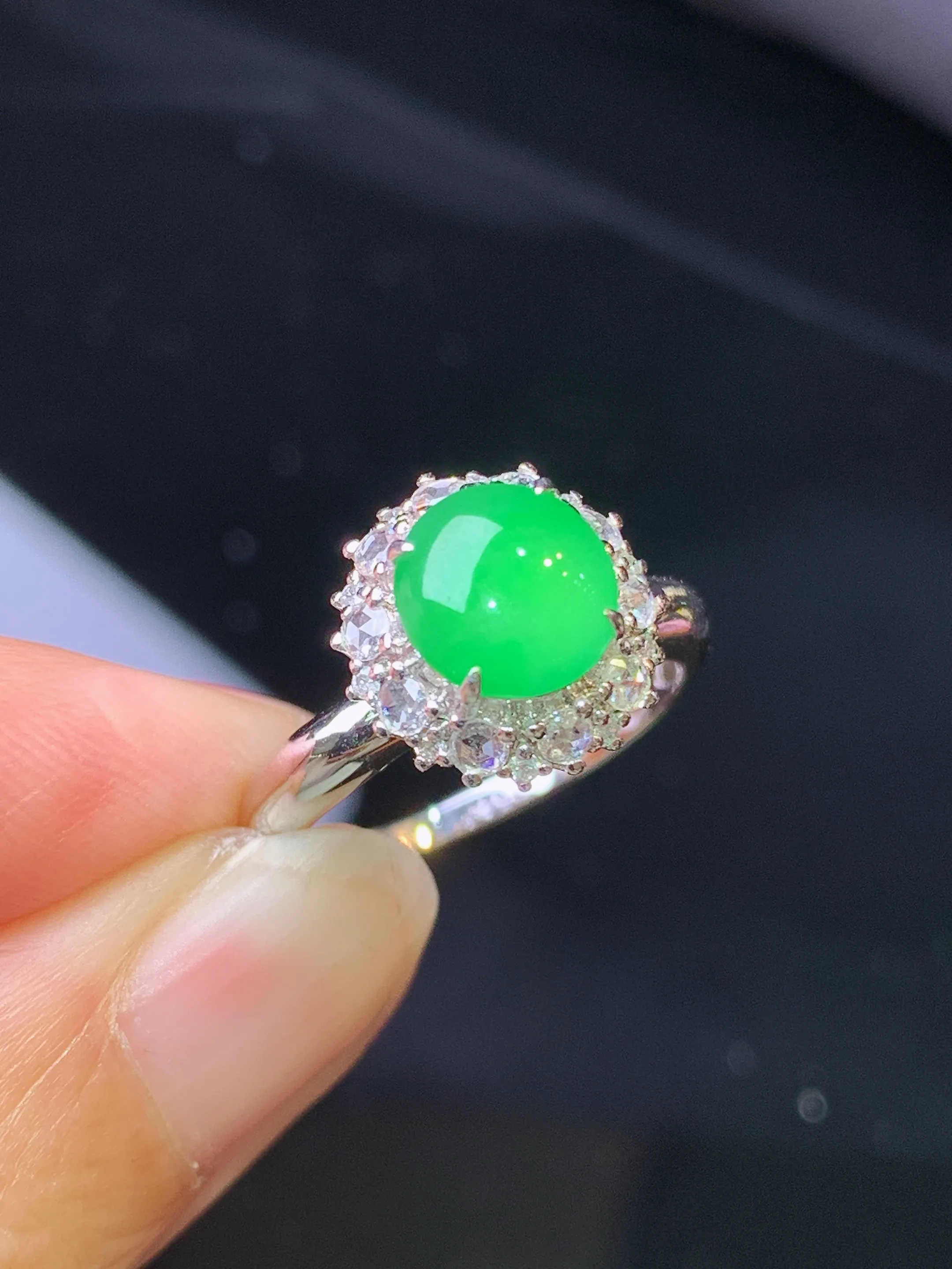 18金钻镶嵌翠绿蛋面戒指 玉质细腻 色泽清新艳丽 圈口12.5 整体尺寸11.6*11*10