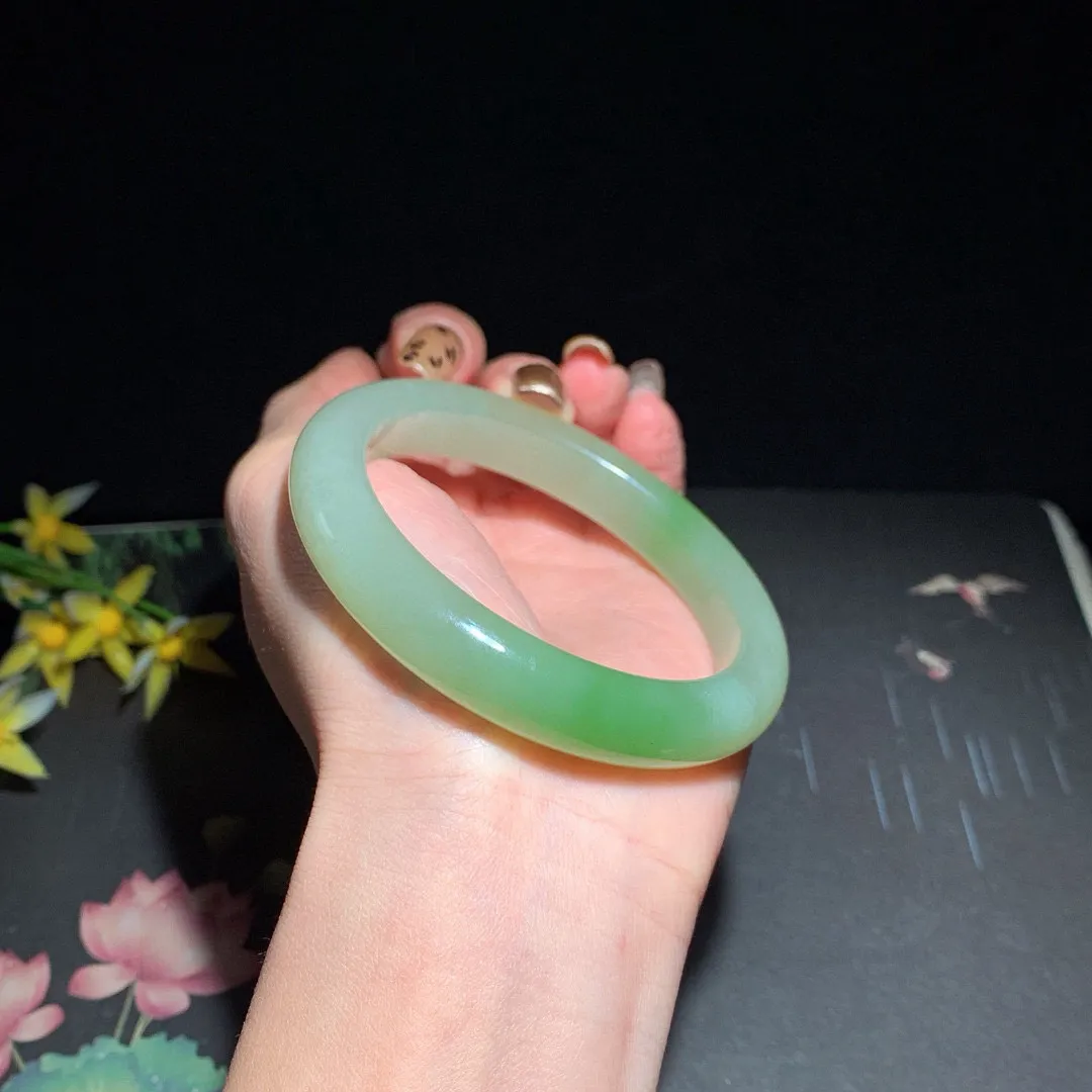 和田玉58.5圈口翠青手镯！玉质细腻油润 底色纯净 无裂无棉 脂粉好