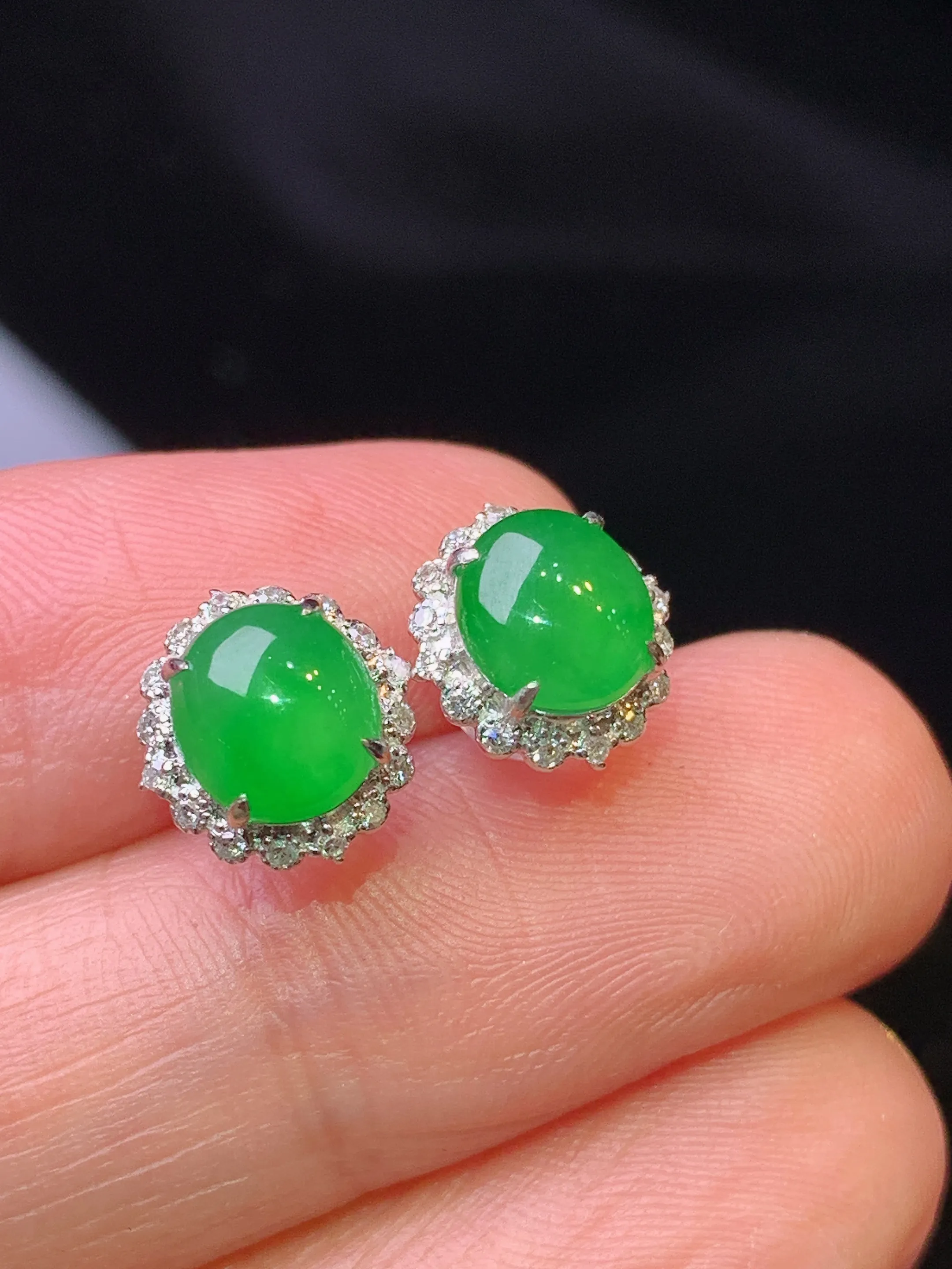 18金钻镶嵌满绿蛋面耳钉 玉质细腻 色泽清新艳丽 整体尺寸9.3*9*4.5