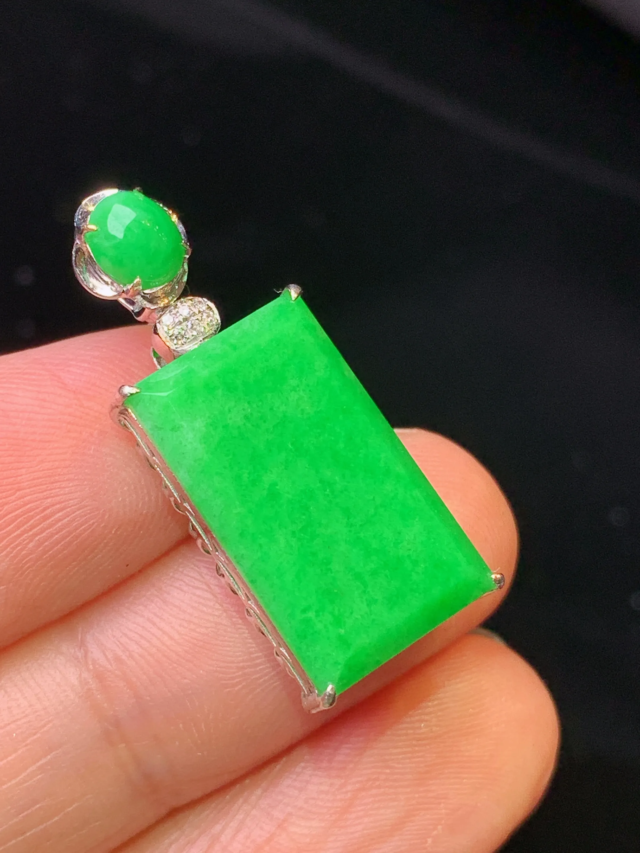 18金钻镶嵌翠绿无事牌吊坠 玉质细腻 色泽清新艳丽 整体尺寸27.6*10.8*6.8