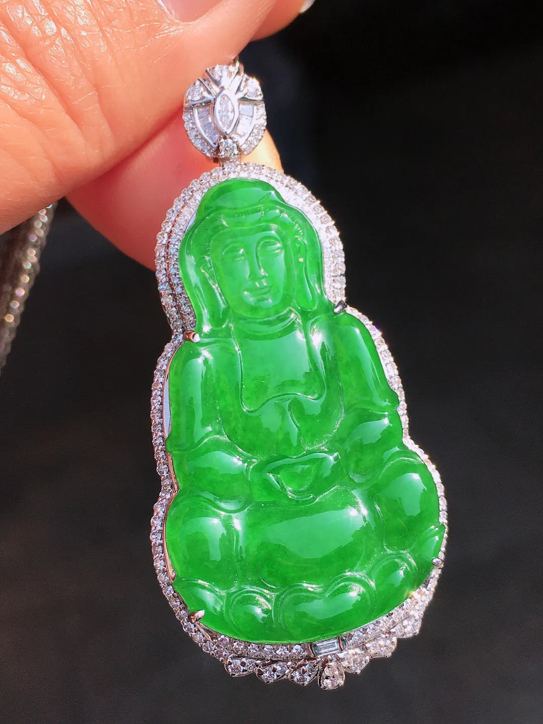 阳绿观音吊坠，色泽均匀艳丽，玉质细腻，荧光感超
强，饱满圆润，尽显优雅气质，18k
金豪华镶嵌