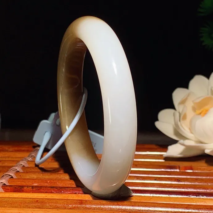 56圈口 新疆和田玉且末糖手镯 且末糖半山半水手镯 56圈口条宽 11.5厚8重53.5克。玉质细腻油润。手推出油。佩戴高端典雅。lt260125