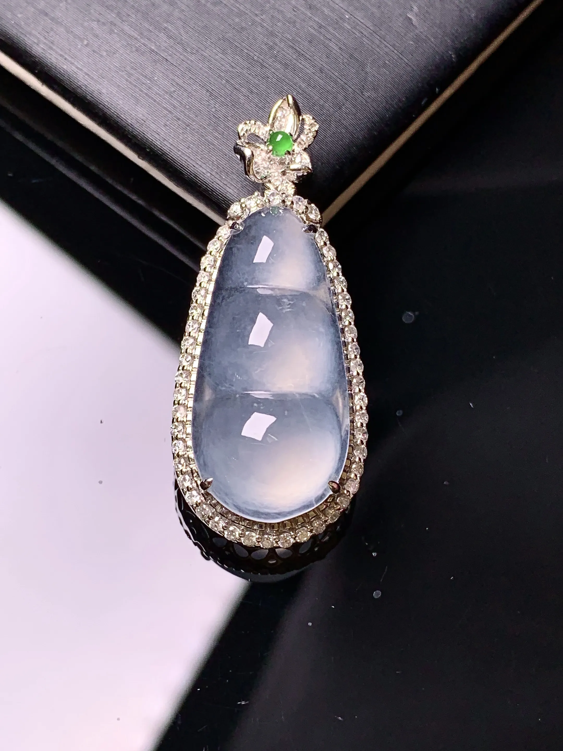 18金钻镶嵌冰种四季豆吊坠 玉质细腻 色泽清新艳丽 整体尺寸34*14.5*10