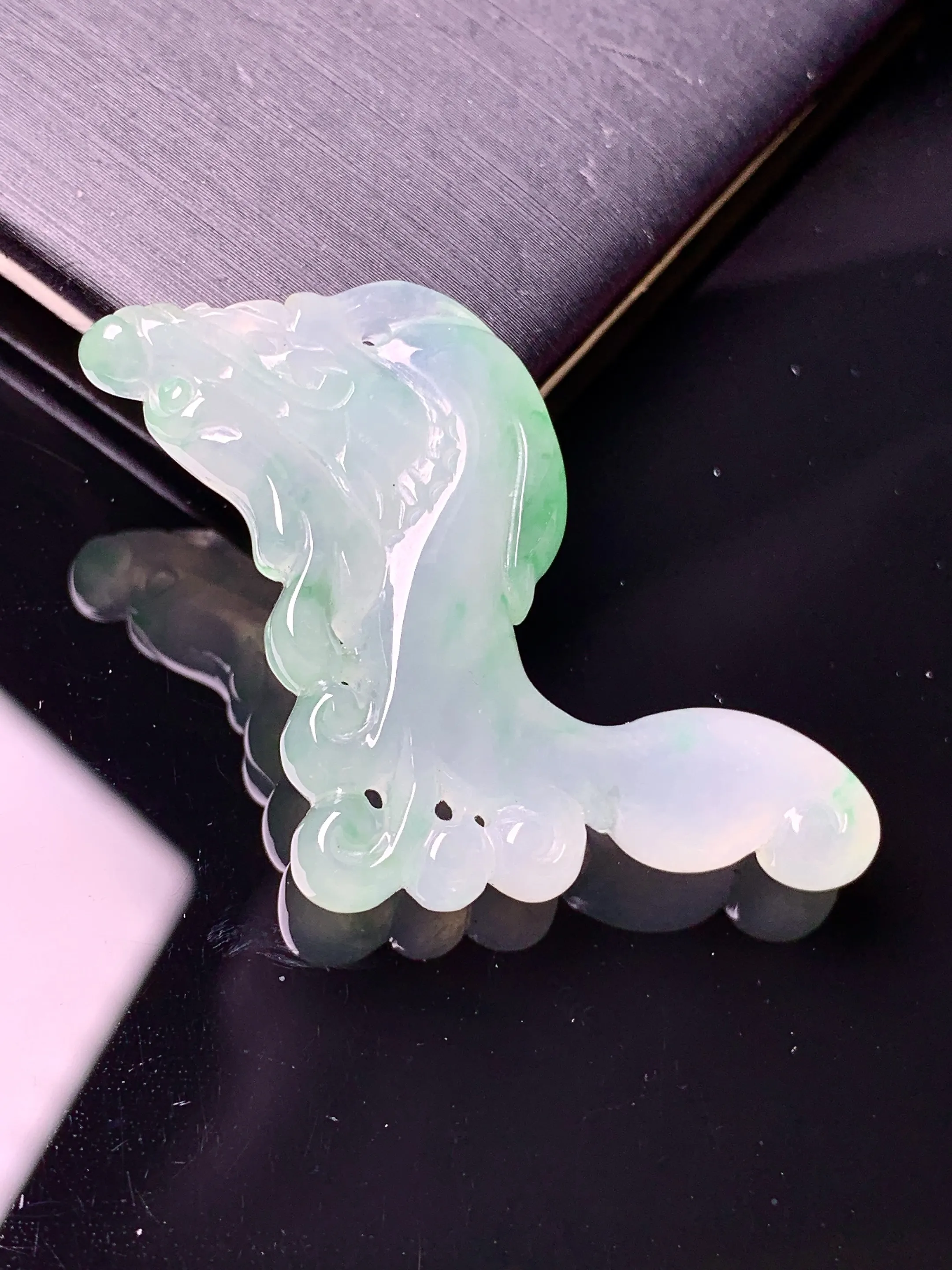 飘绿生肖龙吊坠 玉质细腻 色泽清新艳丽 整体尺寸45*17*5.3