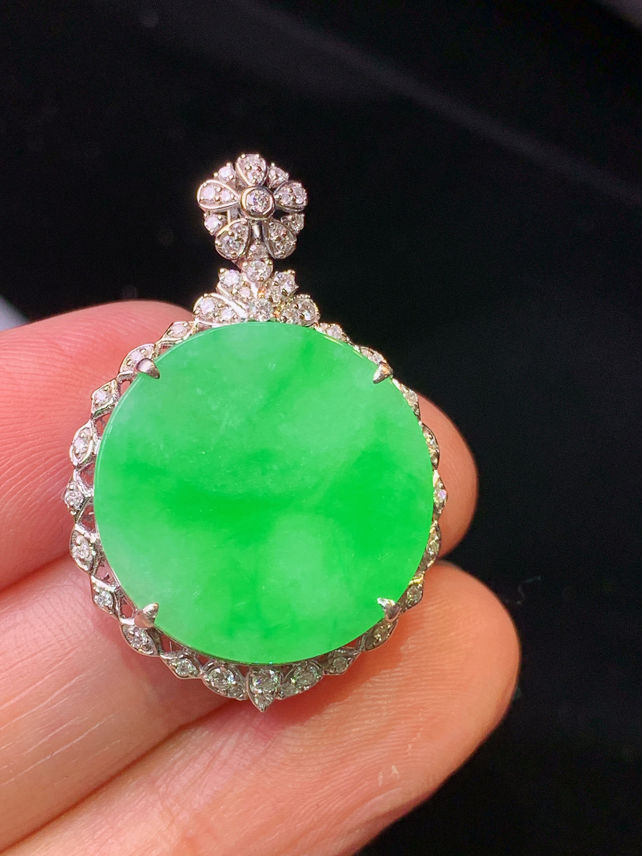 18金钻镶嵌翠绿圆牌吊坠 玉质细腻 色泽清新艳丽 整体尺寸31.5*21.8*7.3