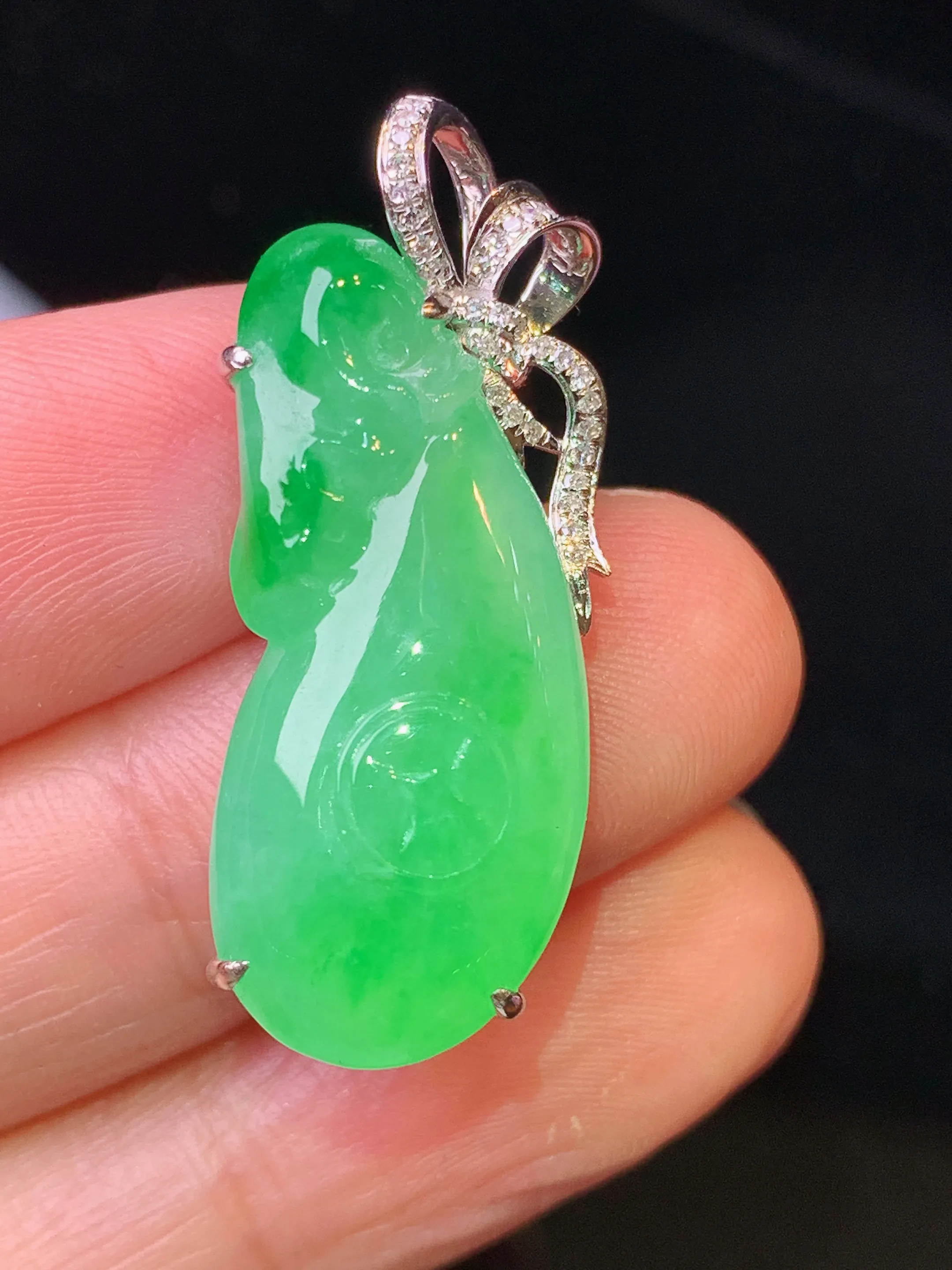 18金钻镶嵌翠绿福瓜吊坠 玉质细腻 色泽清新艳丽 整体尺寸32.2*12.6*8.5
