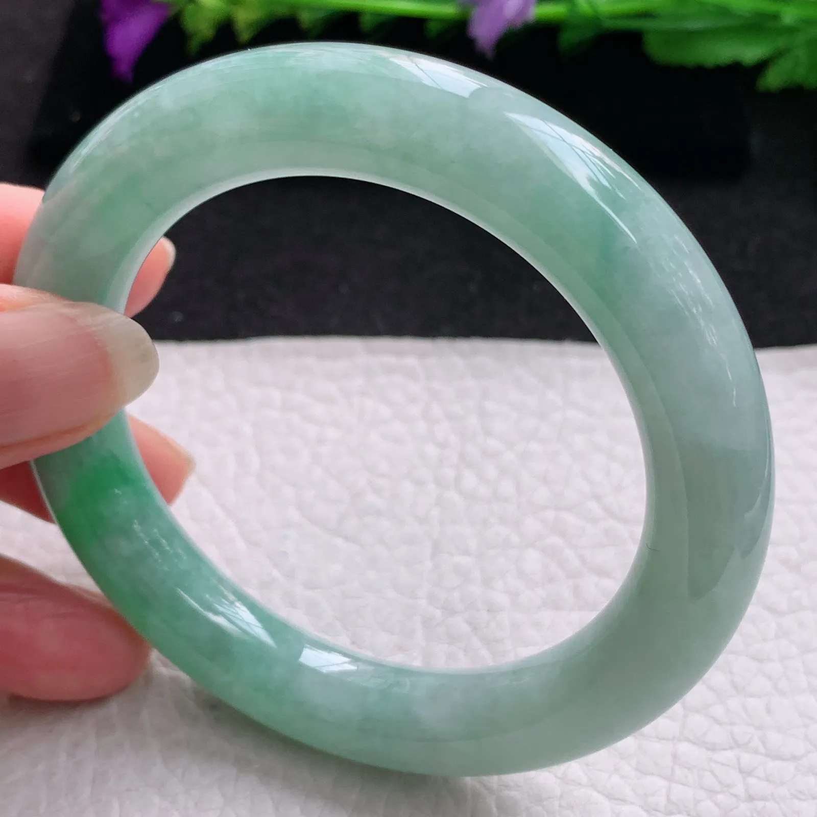 z实拍55*11美入镯 缅甸翡翠精美飘绿圆条大气玉手镯 玉手环